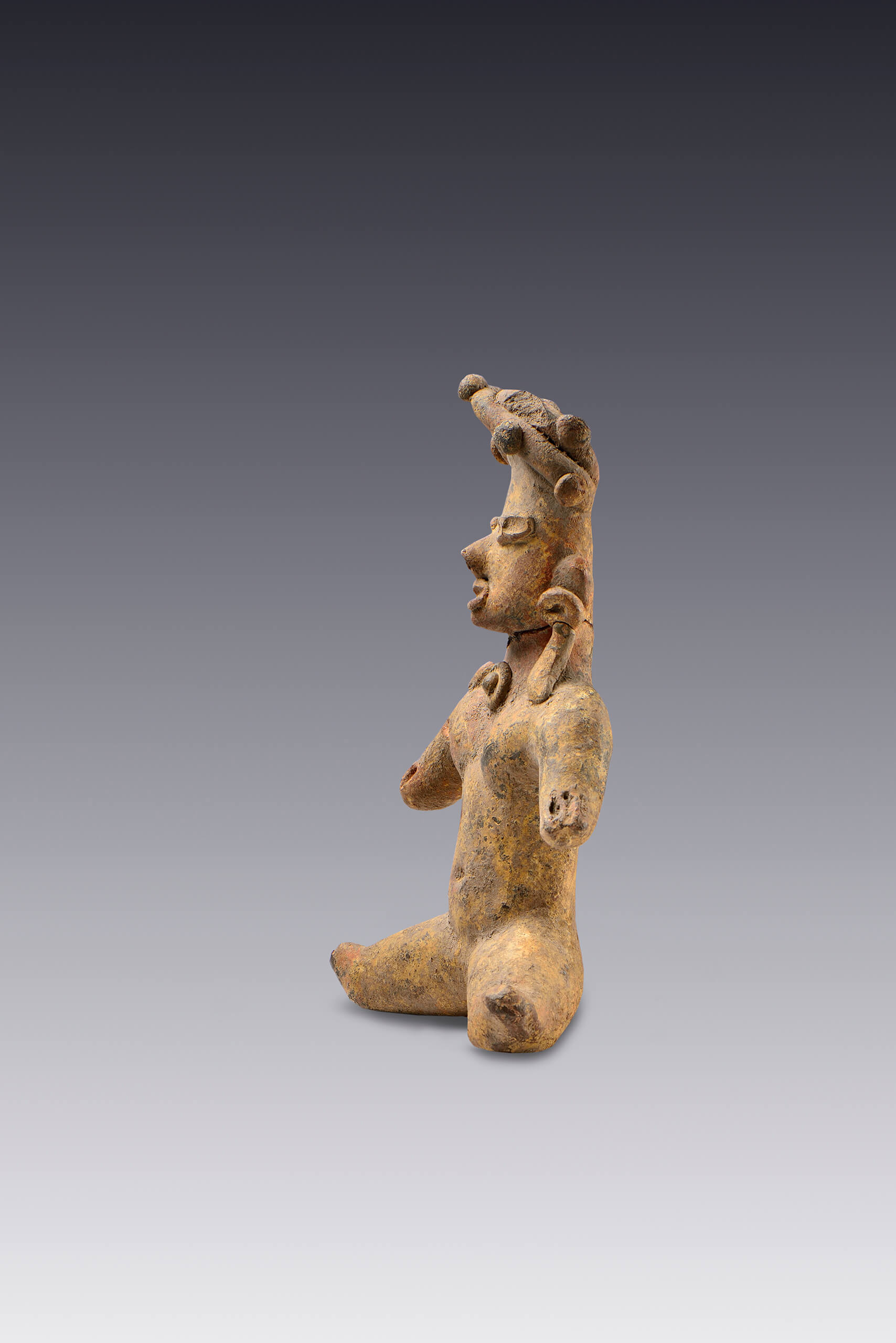 Figurilla femenina sedente con tocado | El M&eacute;xico antiguo. Salas de Arte Prehisp&aacute;nico | Museo Amparo, Puebla