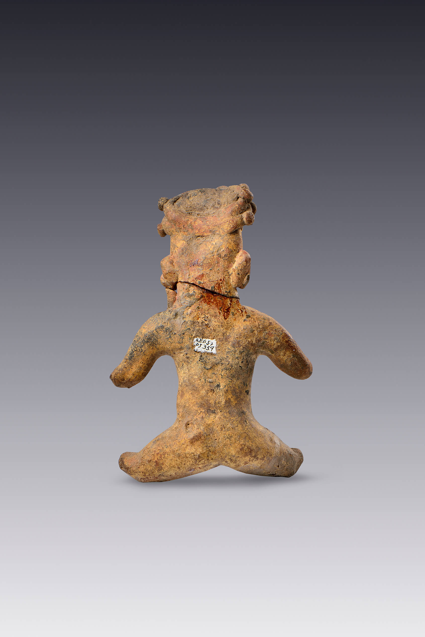 Figurilla femenina sedente con tocado | El M&eacute;xico antiguo. Salas de Arte Prehisp&aacute;nico | Museo Amparo, Puebla