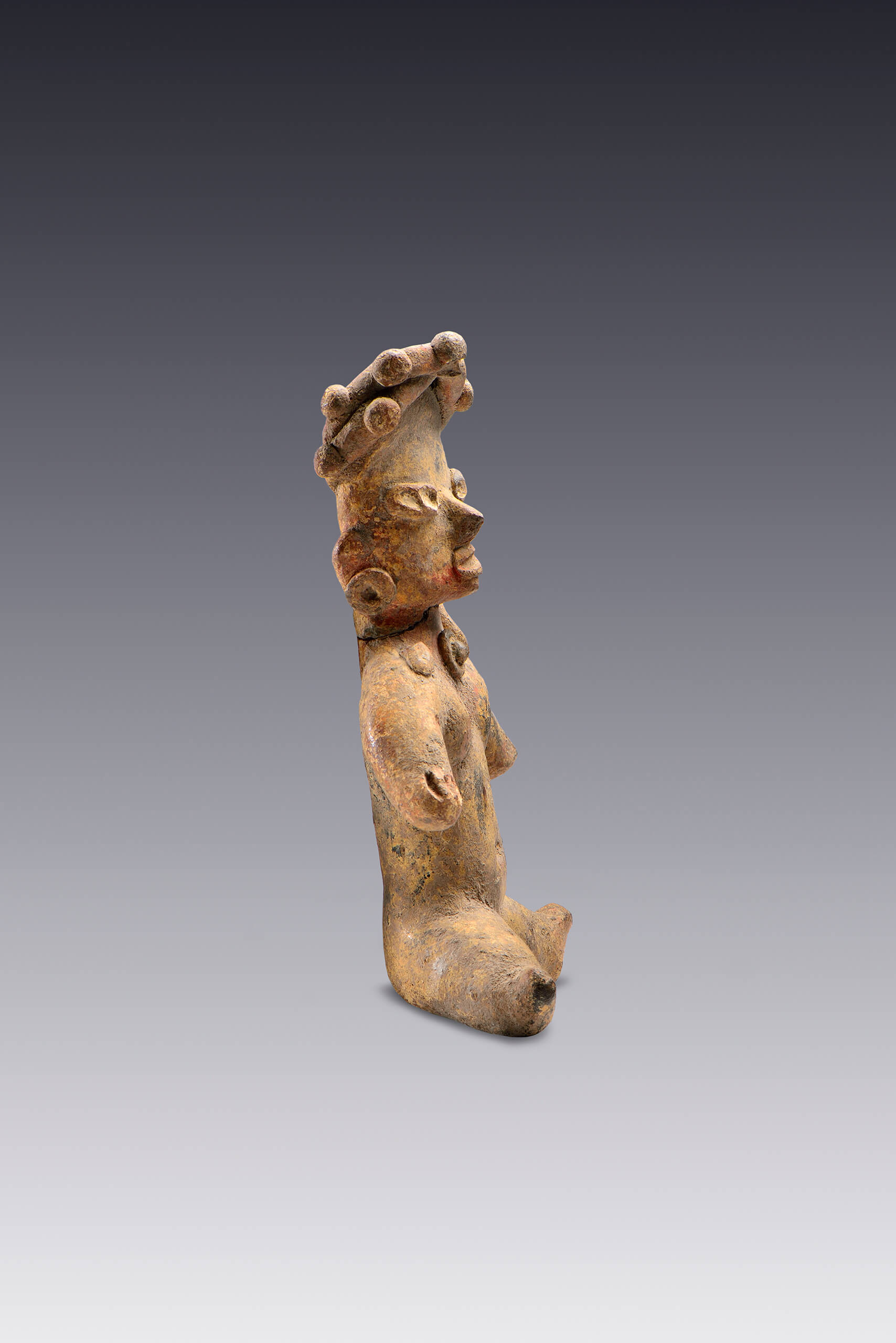 Figurilla femenina sedente con tocado | El M&eacute;xico antiguo. Salas de Arte Prehisp&aacute;nico | Museo Amparo, Puebla