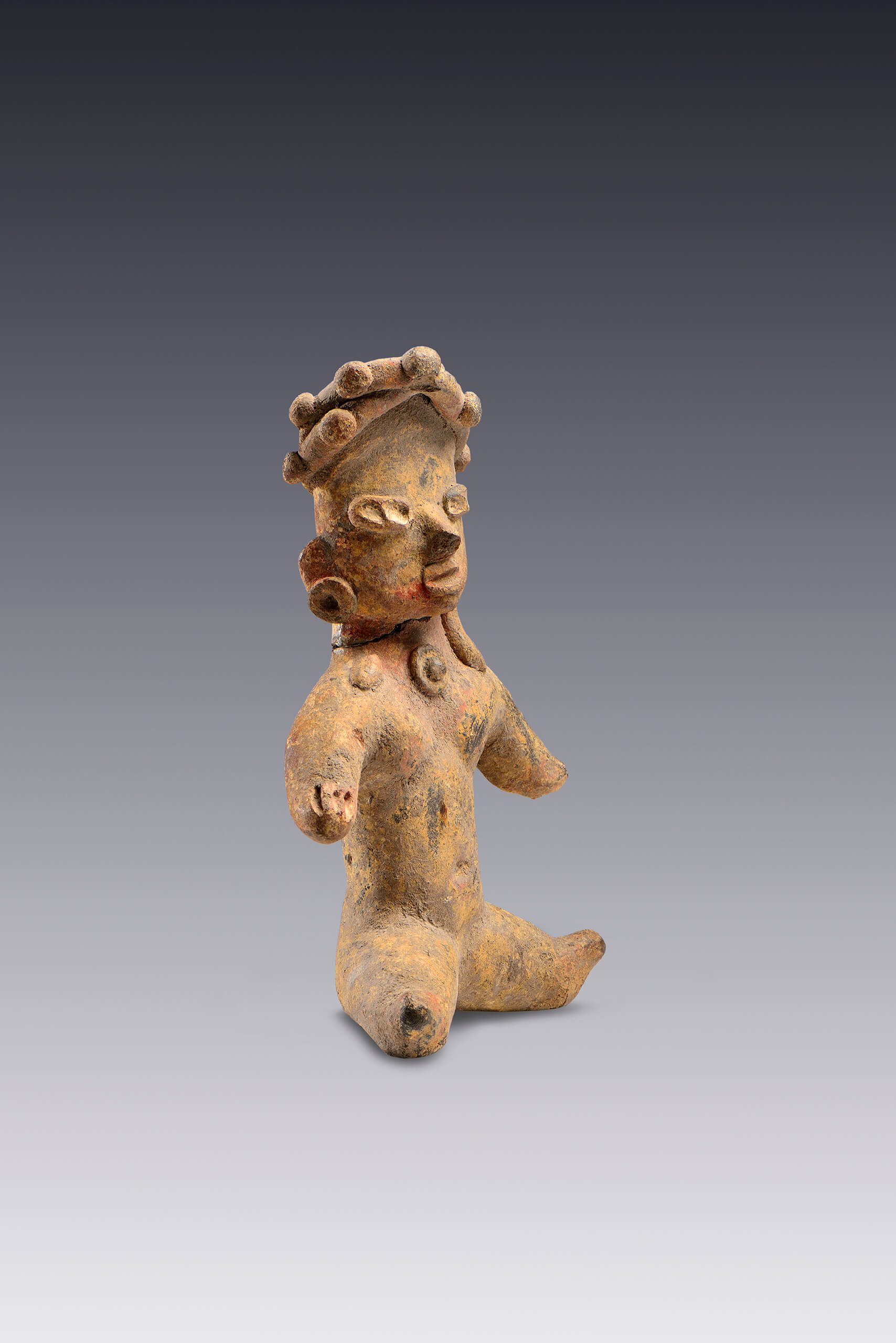 Figurilla femenina sedente con tocado | El M&eacute;xico antiguo. Salas de Arte Prehisp&aacute;nico | Museo Amparo, Puebla