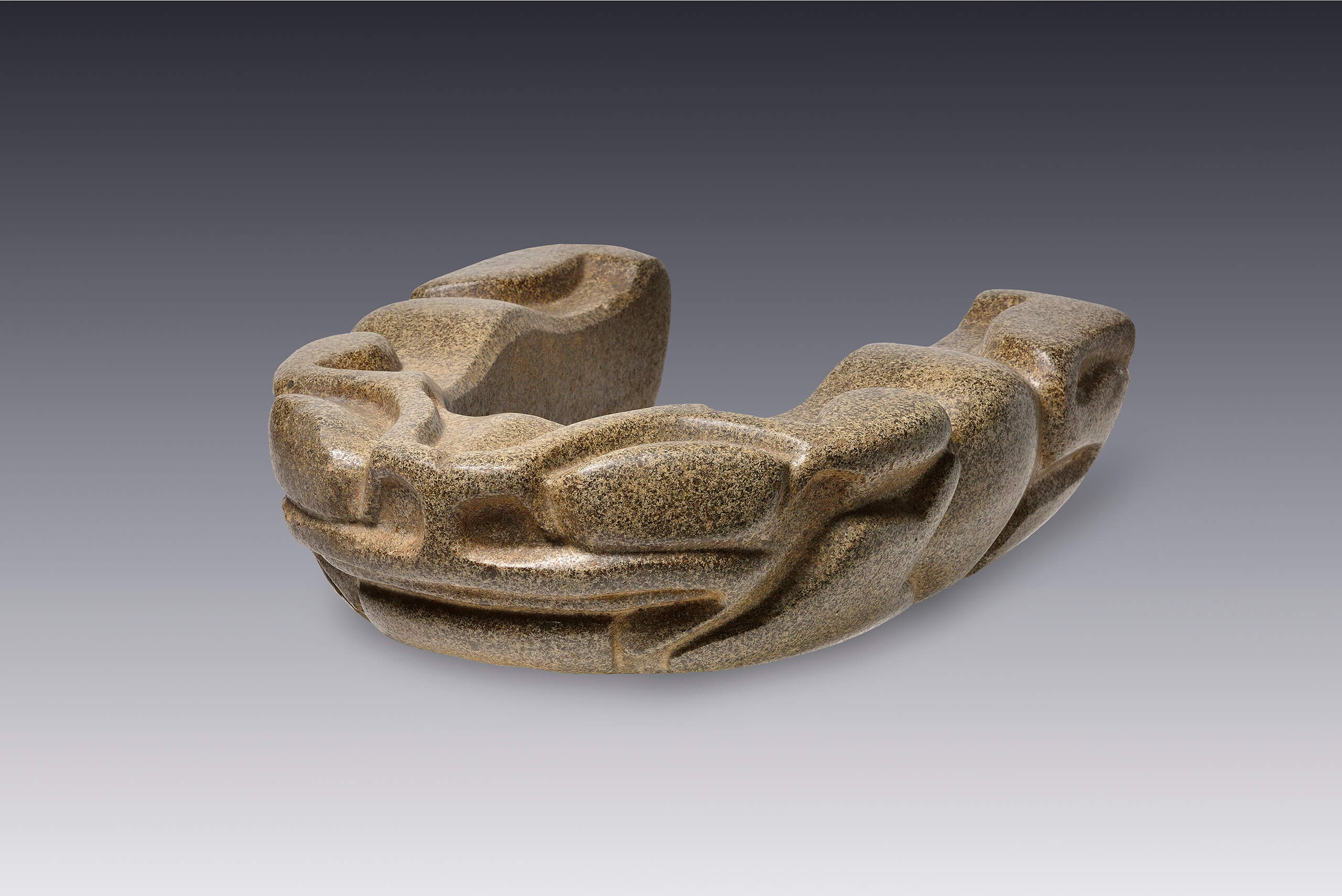 Yugo con la imagen de un sapo | El México antiguo. Salas de Arte Prehispánico | Museo Amparo, Puebla