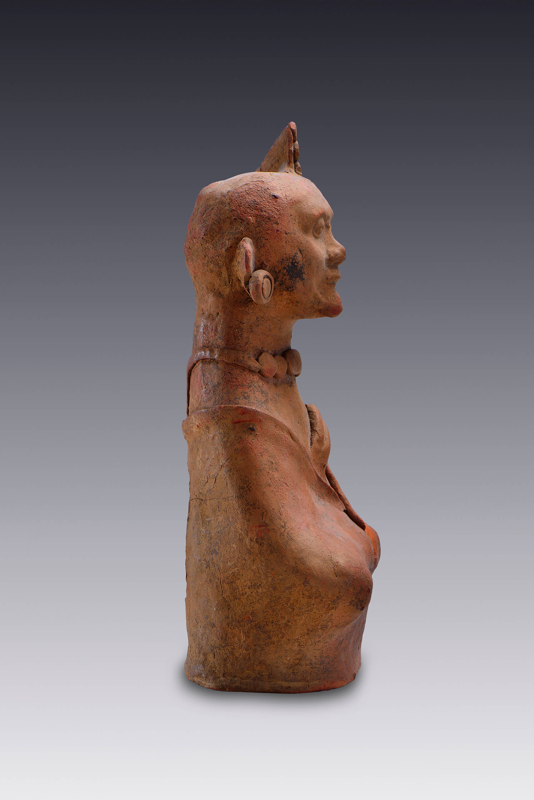 Personaje arropado (posible representación de fardo funerario) | El México antiguo. Salas de Arte Prehispánico | Museo Amparo, Puebla