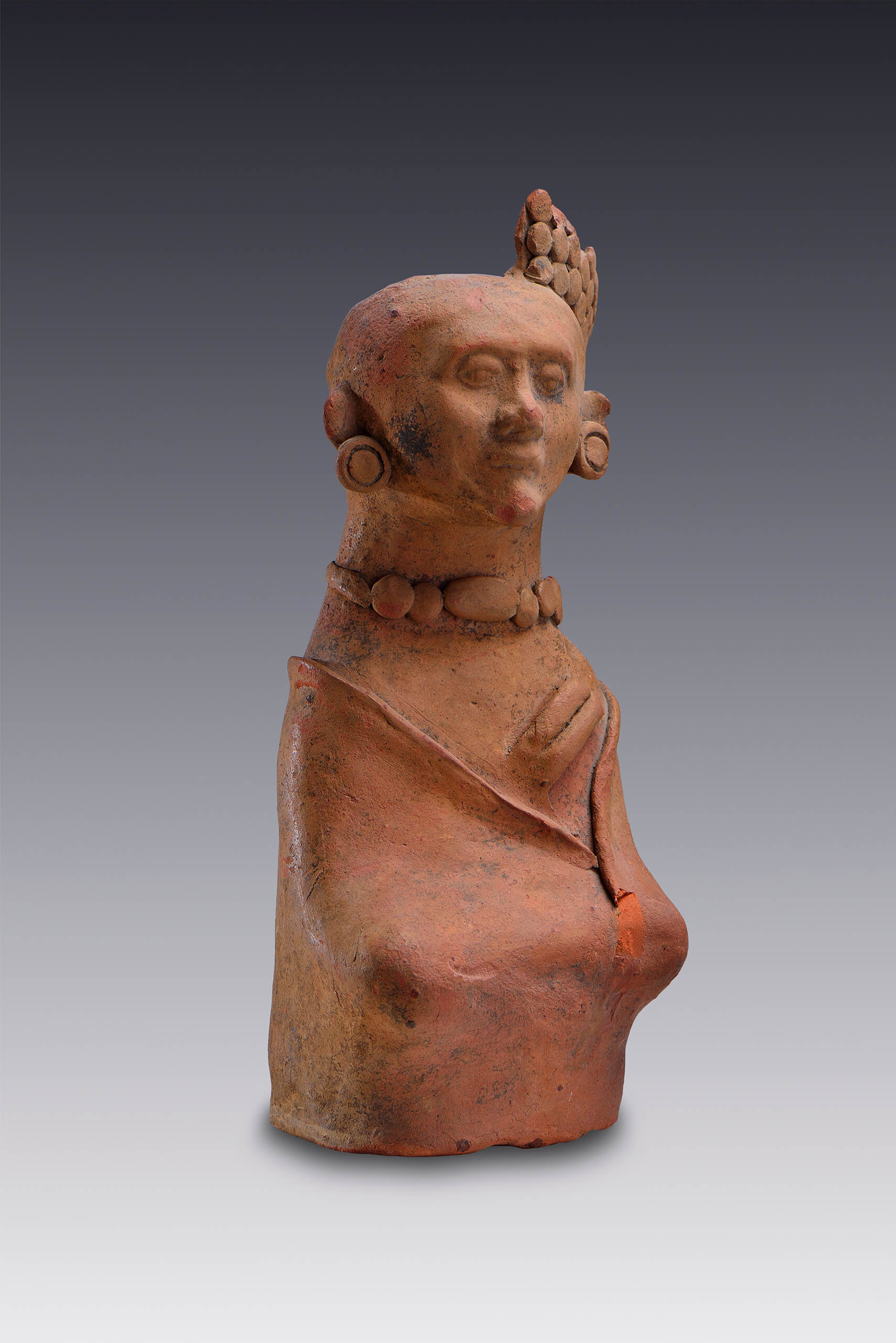 Personaje arropado (posible representación de fardo funerario) | El México antiguo. Salas de Arte Prehispánico | Museo Amparo, Puebla