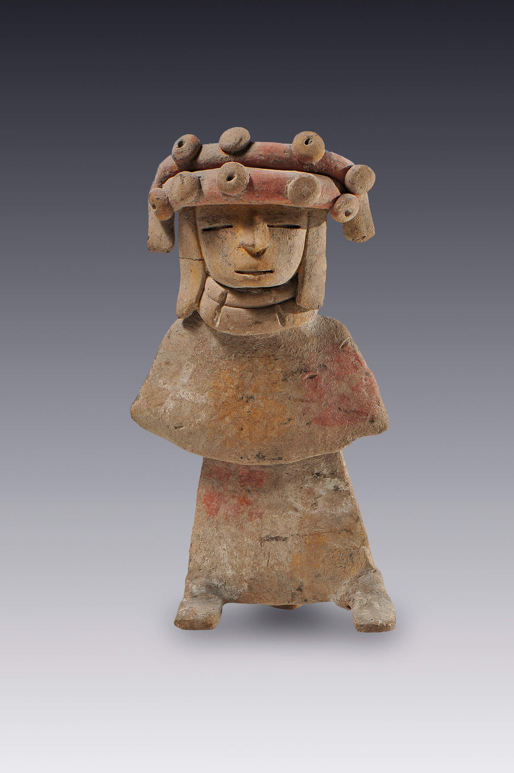 Figura antropomorfa con manto y tocado | El México antiguo. Salas de Arte Prehispánico | Museo Amparo, Puebla