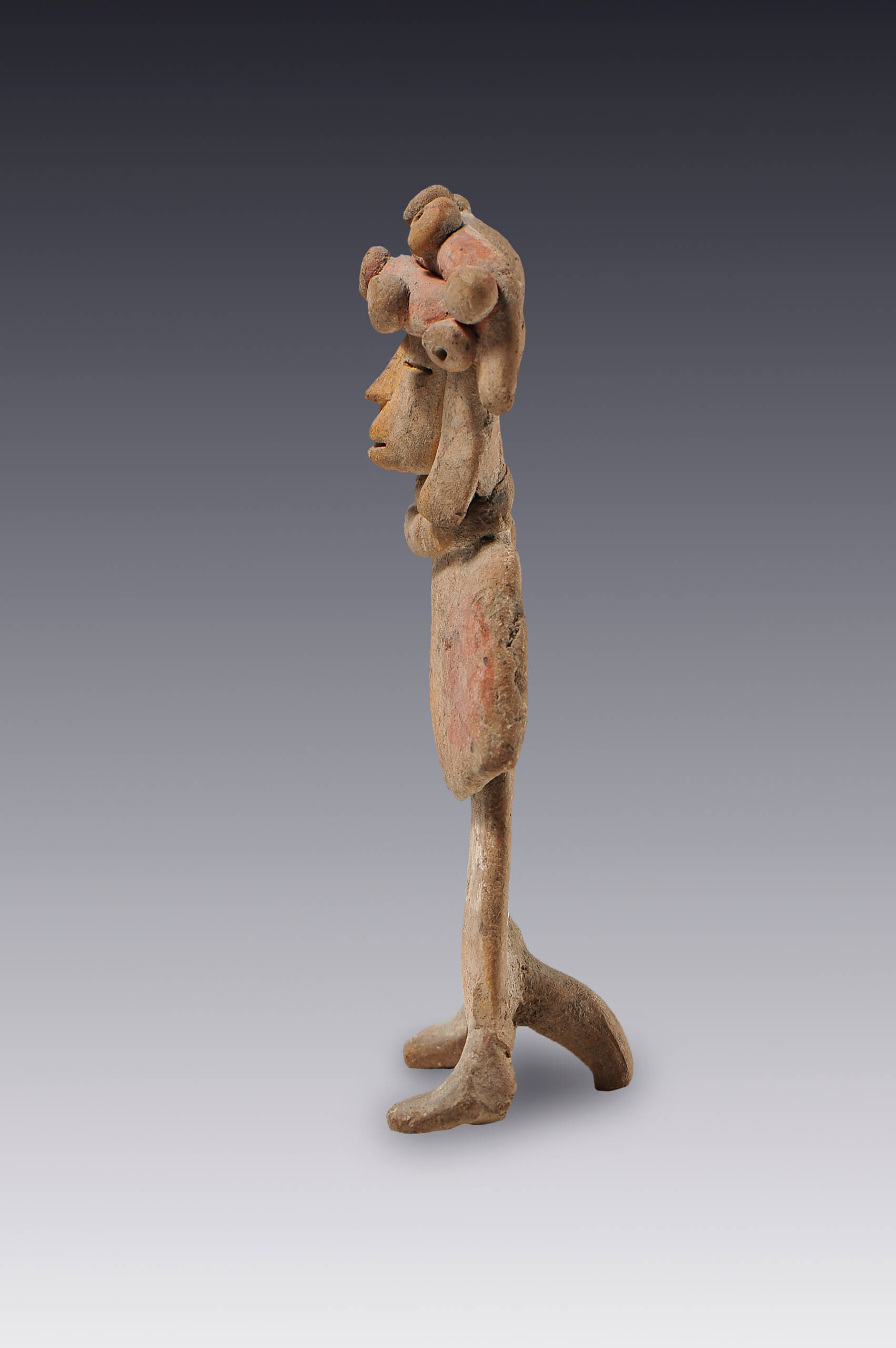 Figura antropomorfa con manto y tocado | El México antiguo. Salas de Arte Prehispánico | Museo Amparo, Puebla