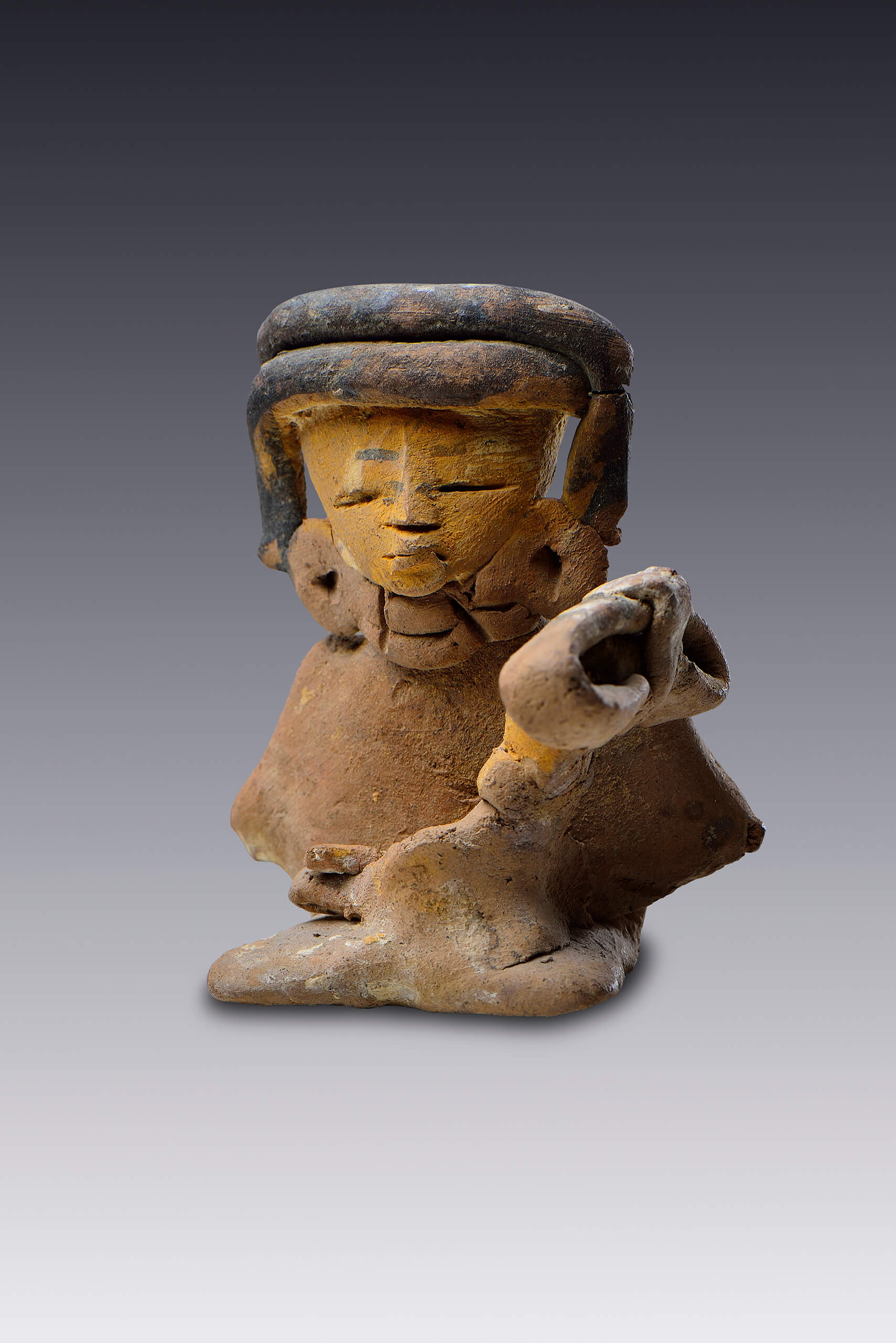 Mujer cargando a su hijo en brazos | El México antiguo. Salas de Arte Prehispánico | Museo Amparo, Puebla