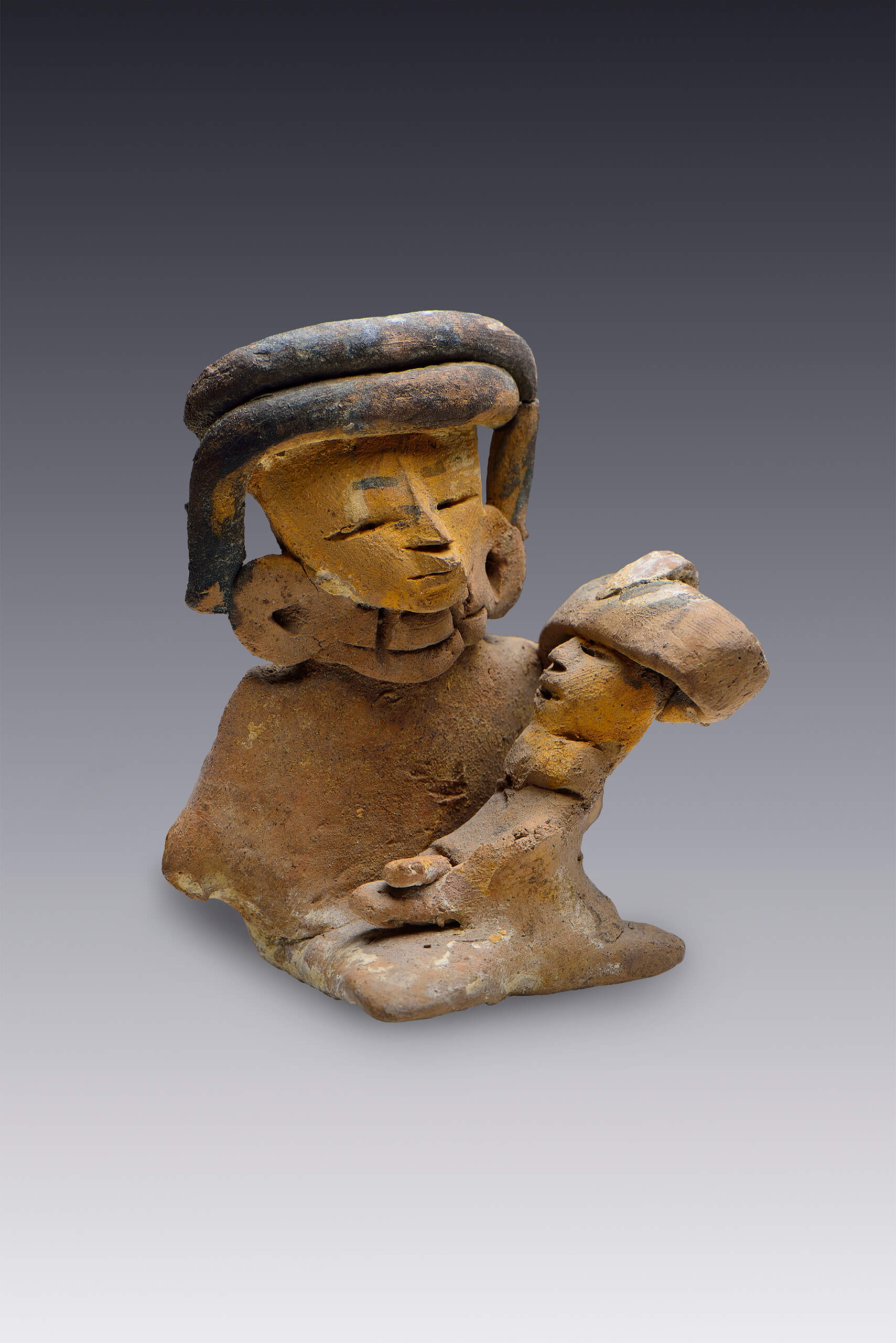 Mujer cargando a su hijo en brazos | El México antiguo. Salas de Arte Prehispánico | Museo Amparo, Puebla