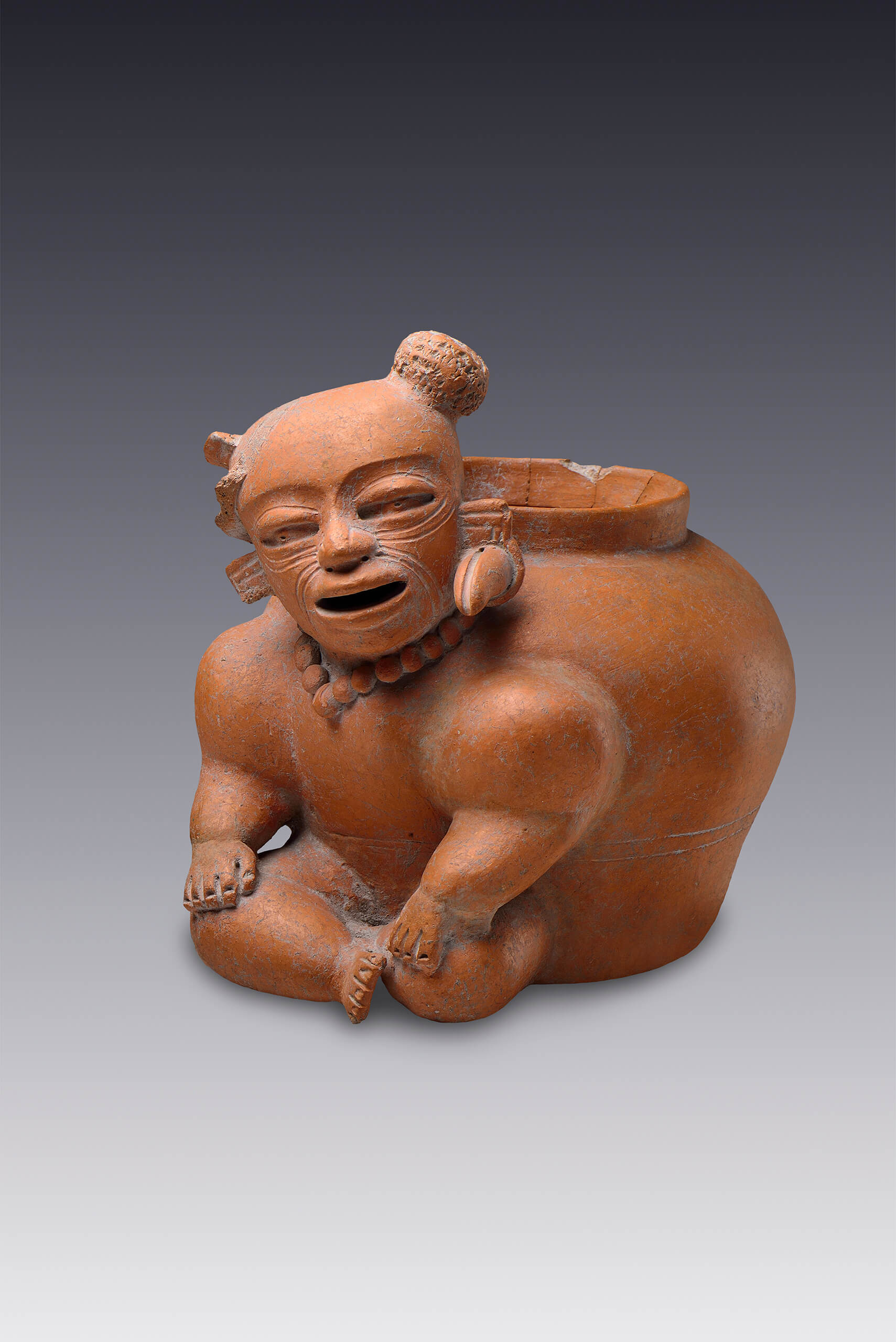 Vasija con la figura integrada de un hombre sentado | El México antiguo. Salas de Arte Prehispánico | Museo Amparo, Puebla