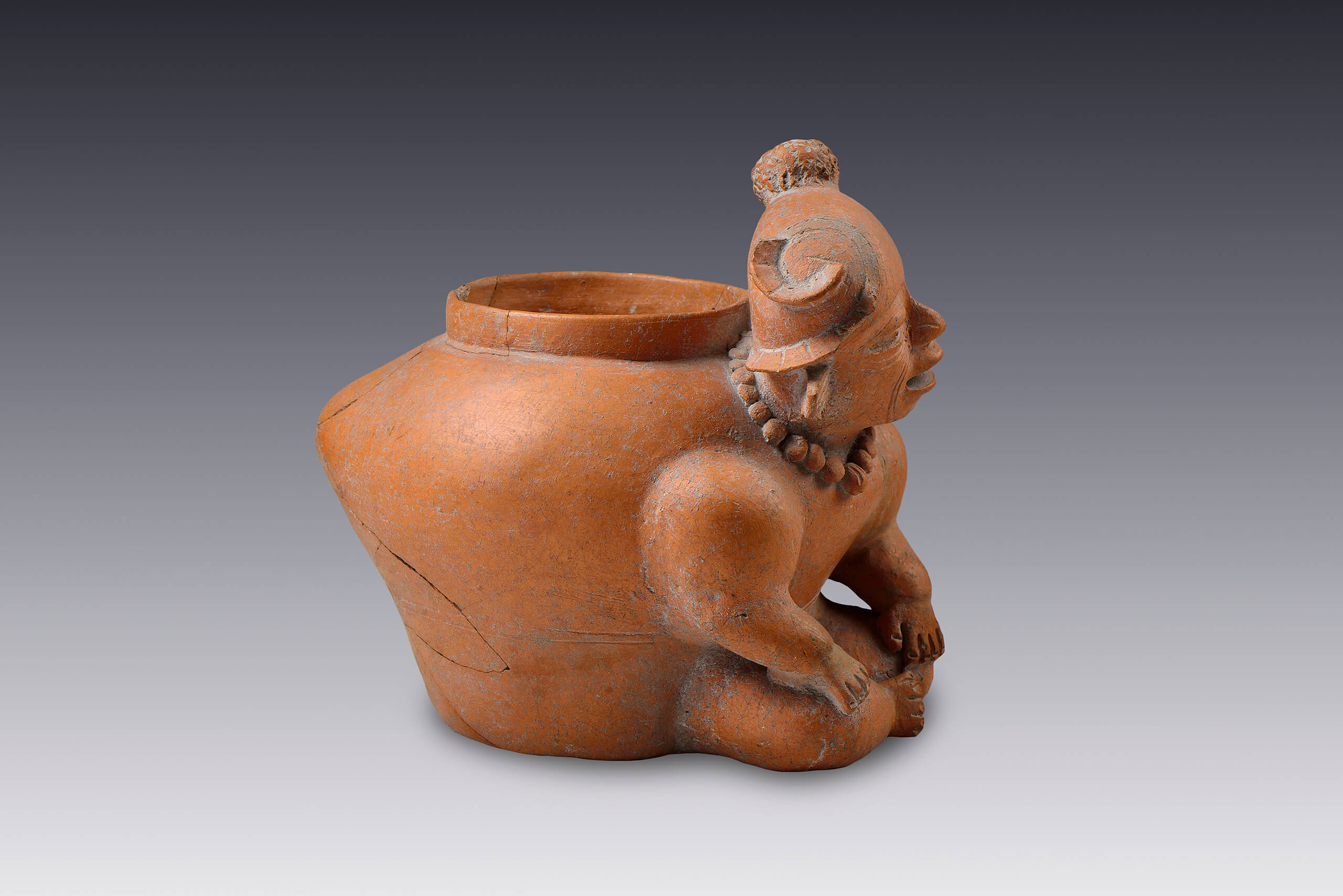 Vasija con la figura integrada de un hombre sentado | El México antiguo. Salas de Arte Prehispánico | Museo Amparo, Puebla