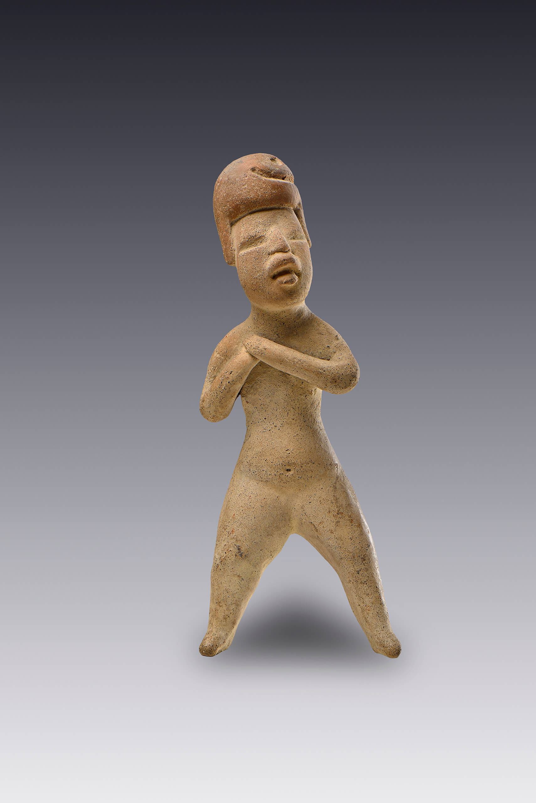 Mujer que se lleva los brazos al pecho | El México antiguo. Salas de Arte Prehispánico | Museo Amparo, Puebla