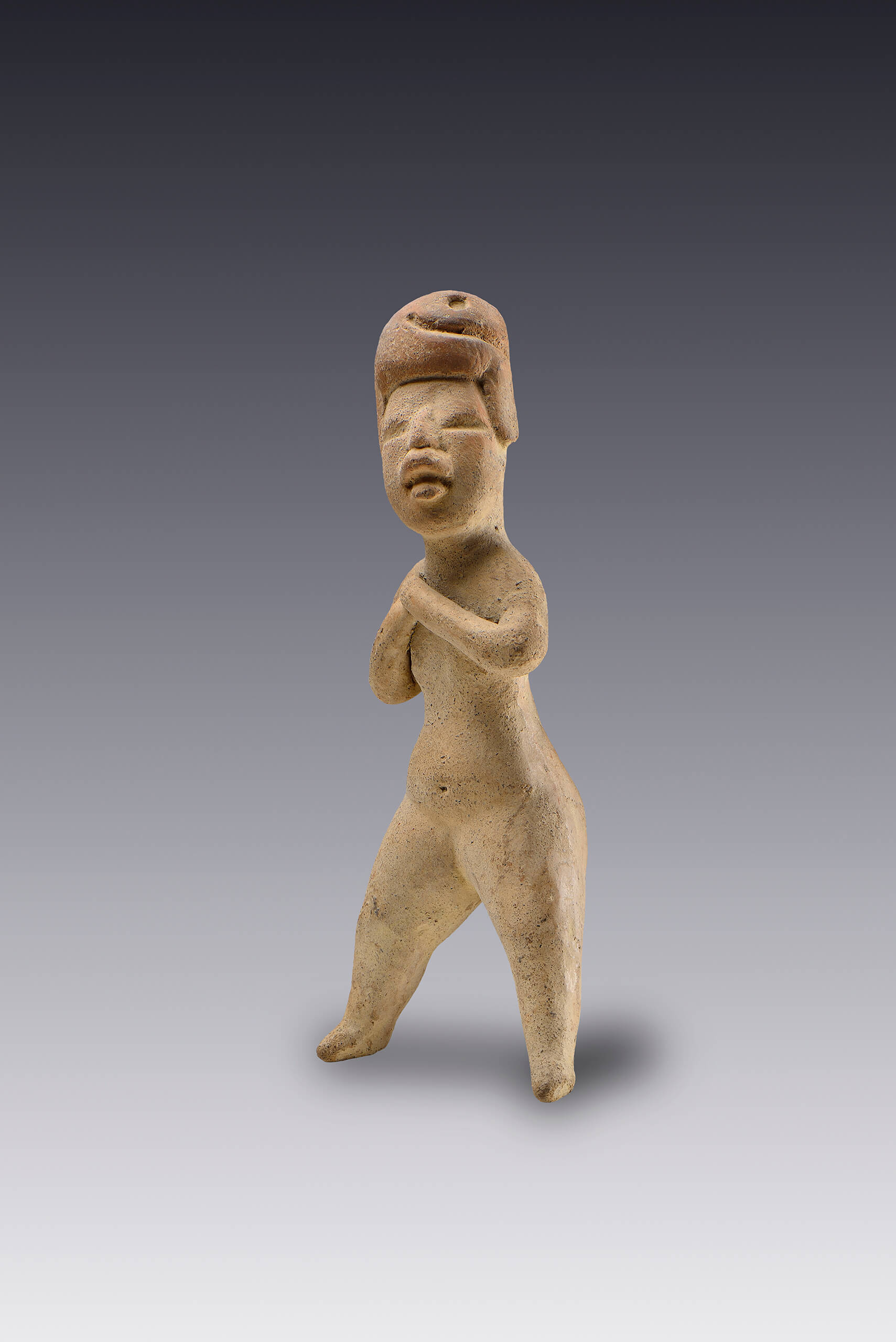 Mujer que se lleva los brazos al pecho | El México antiguo. Salas de Arte Prehispánico | Museo Amparo, Puebla