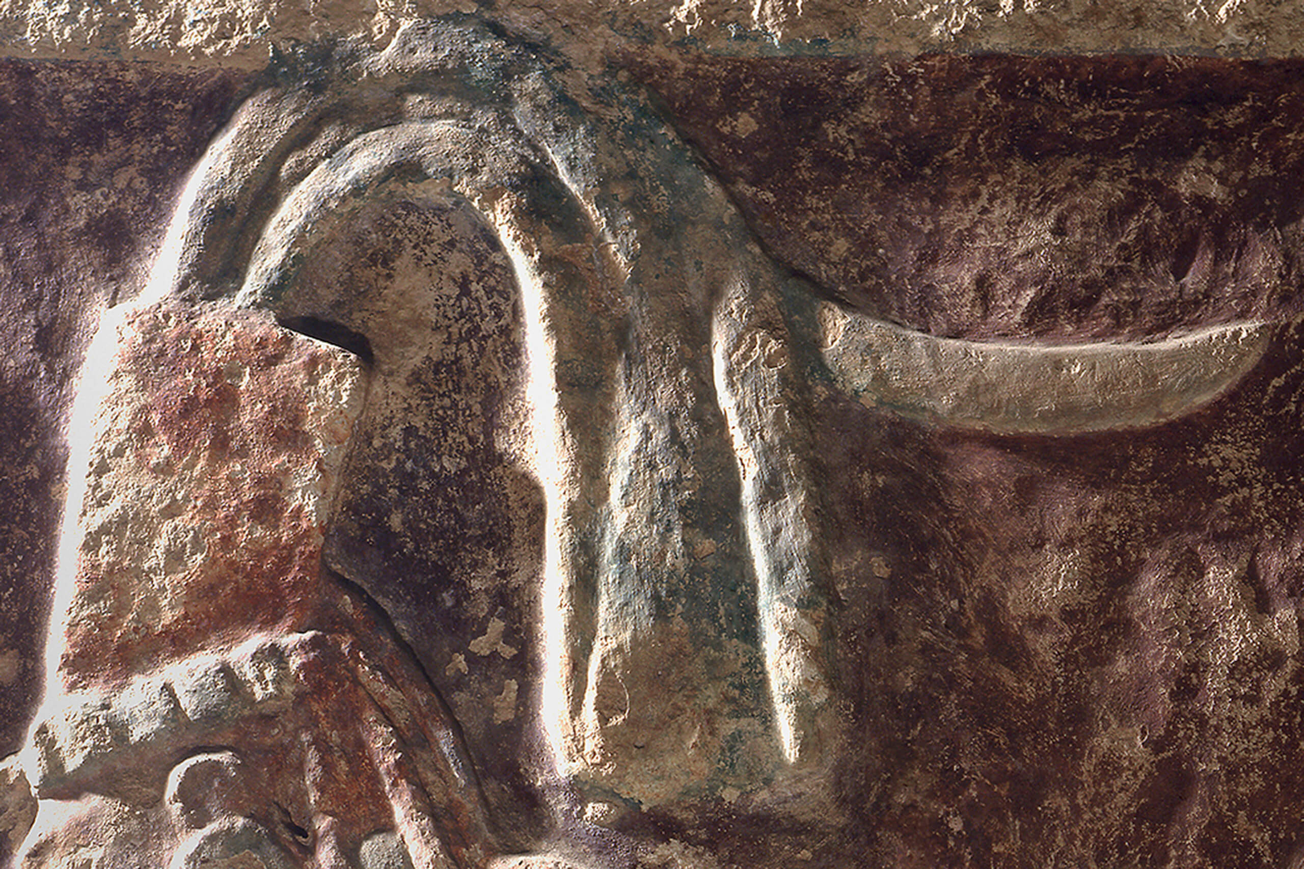 Fragmento de un panel de estuco que representa a un personaje sentado | El México antiguo. Salas de Arte Prehispánico | Museo Amparo, Puebla