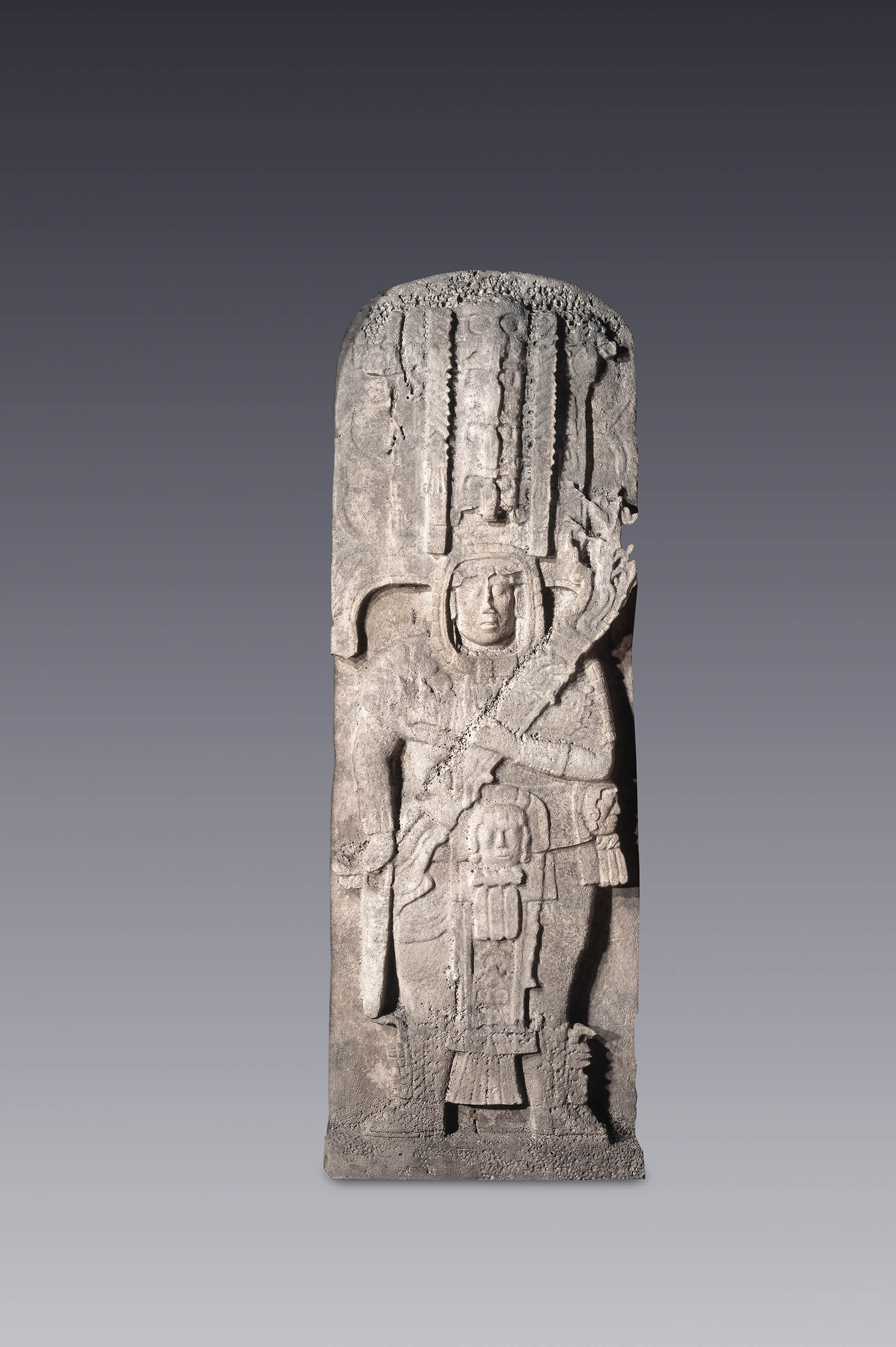 Estela con gobernante en posición frontal | El México antiguo. Salas de Arte Prehispánico | Museo Amparo, Puebla