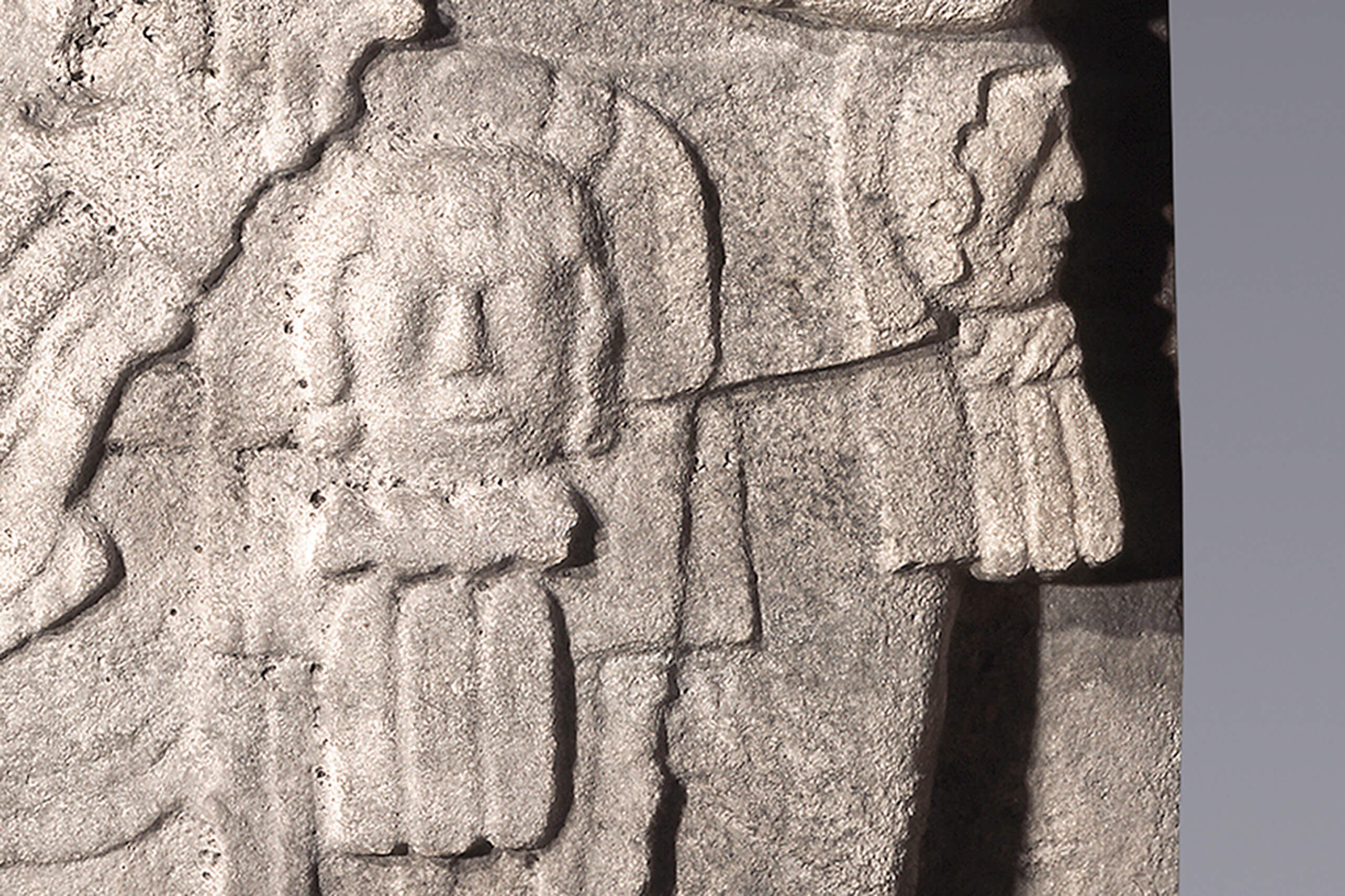 Estela con gobernante en posición frontal | El México antiguo. Salas de Arte Prehispánico | Museo Amparo, Puebla