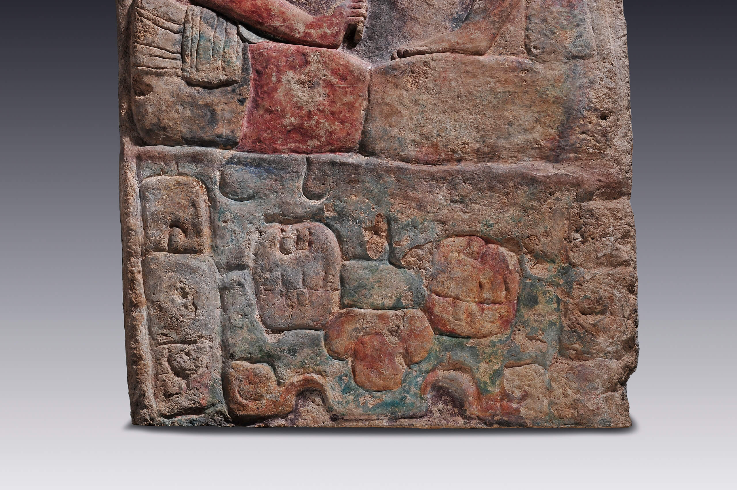 Panel con dos personajes sentados sobre un trono dialogando | El México antiguo. Salas de Arte Prehispánico | Museo Amparo, Puebla