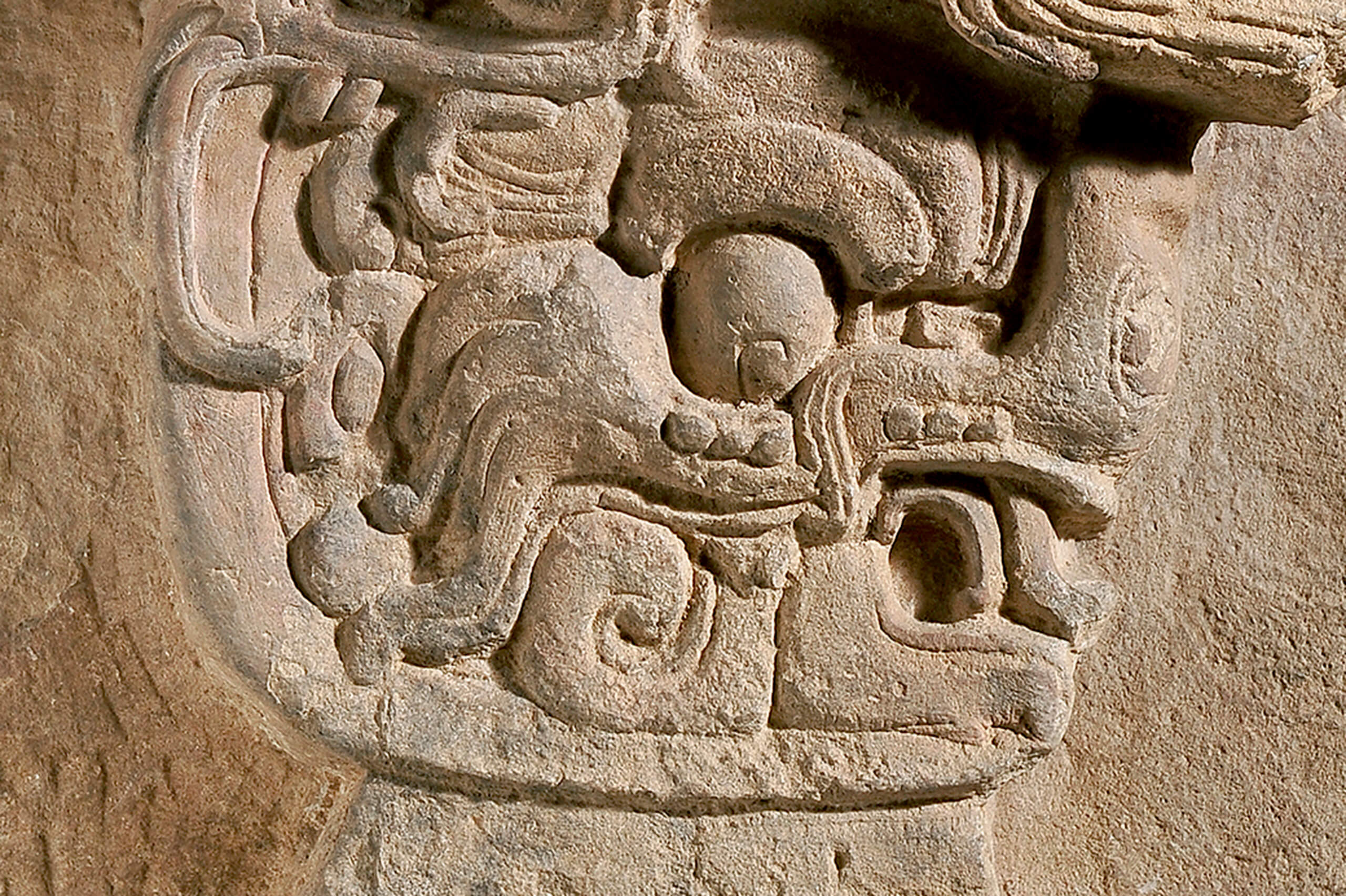 Panel con la imagen de una serpiente de fauces abiertas de la que surge una entidad sobrenatural | El México antiguo. Salas de Arte Prehispánico | Museo Amparo, Puebla