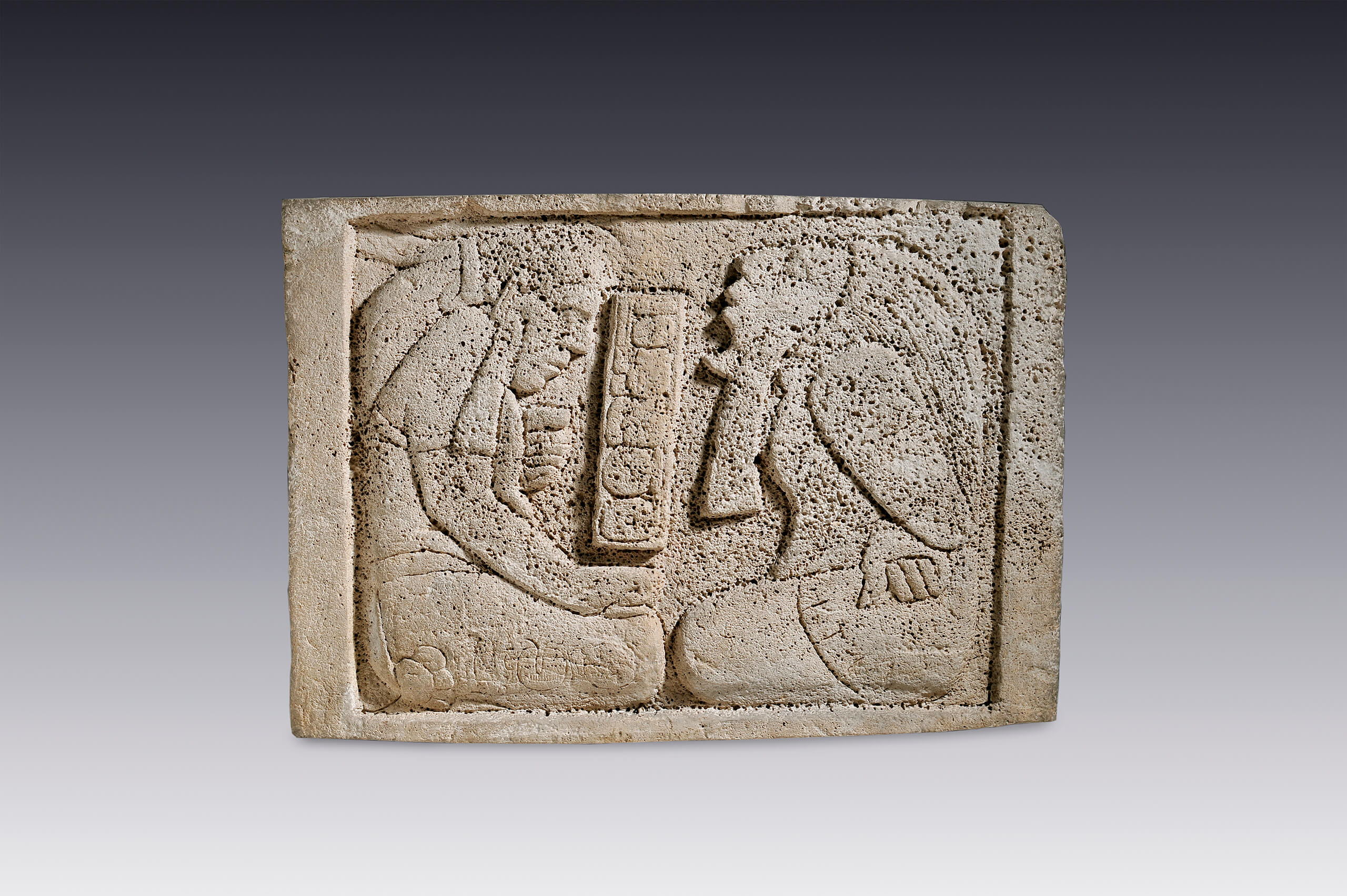 Panel con la representación de dos cautivos tallados y texto glífico | El México antiguo. Salas de Arte Prehispánico | Museo Amparo, Puebla