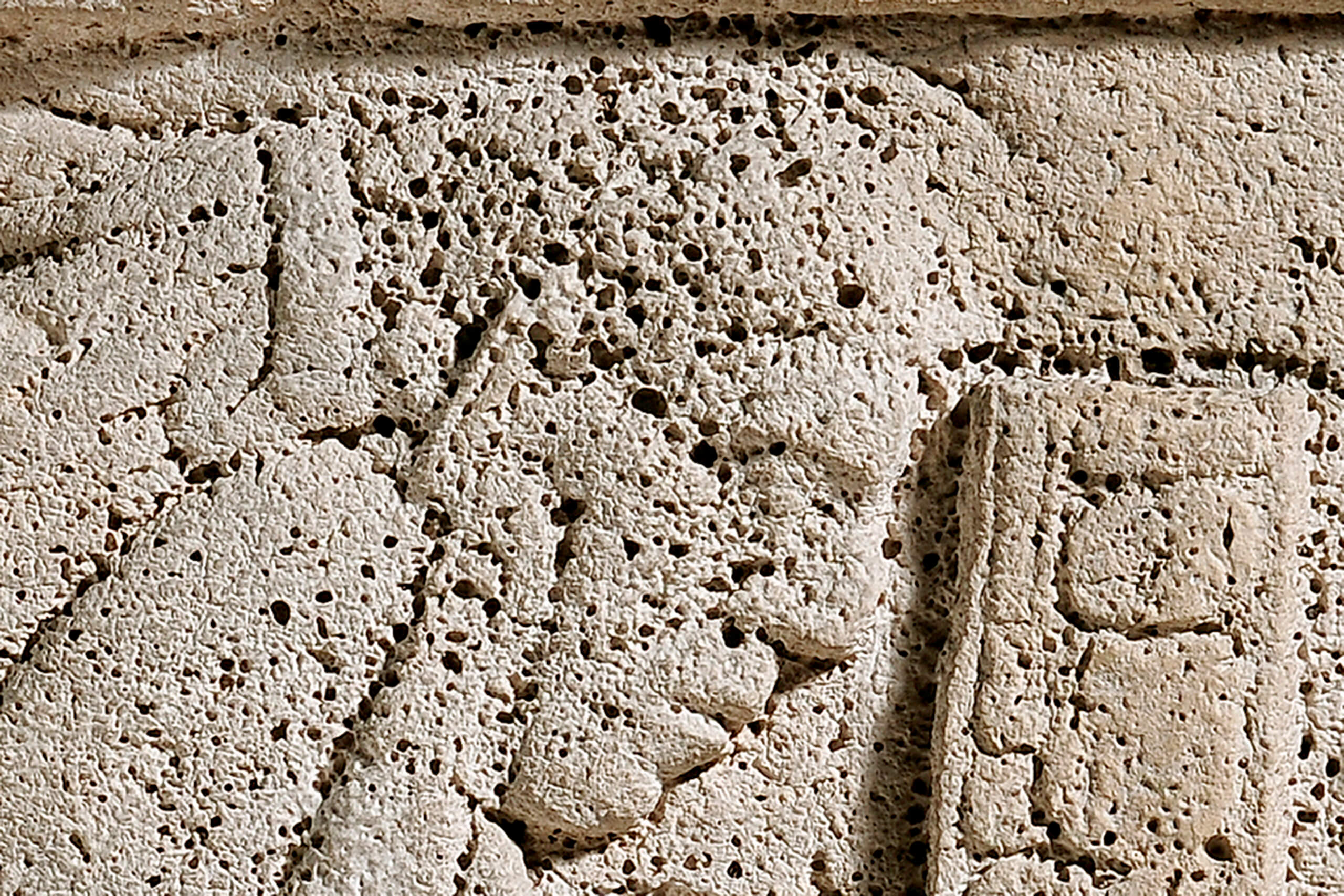 Panel con la representación de dos cautivos tallados y texto glífico | El México antiguo. Salas de Arte Prehispánico | Museo Amparo, Puebla