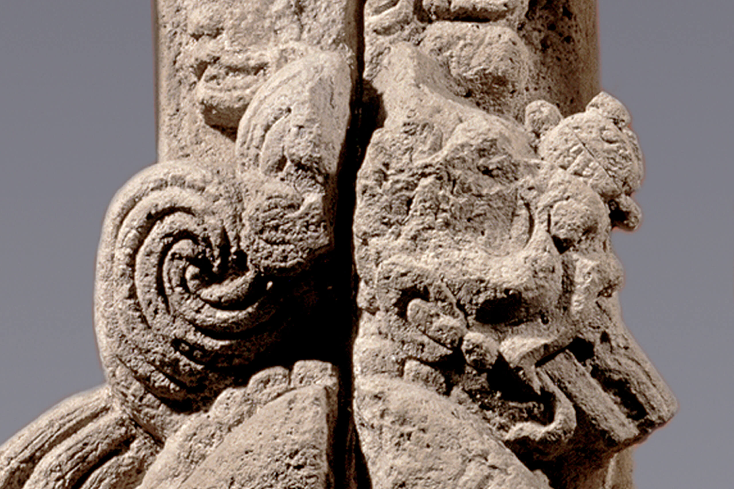 Respaldo de trono con un soberano, un cortesano (posiblemente una  mujer) y una deidad en el centro | El México antiguo. Salas de Arte Prehispánico | Museo Amparo, Puebla