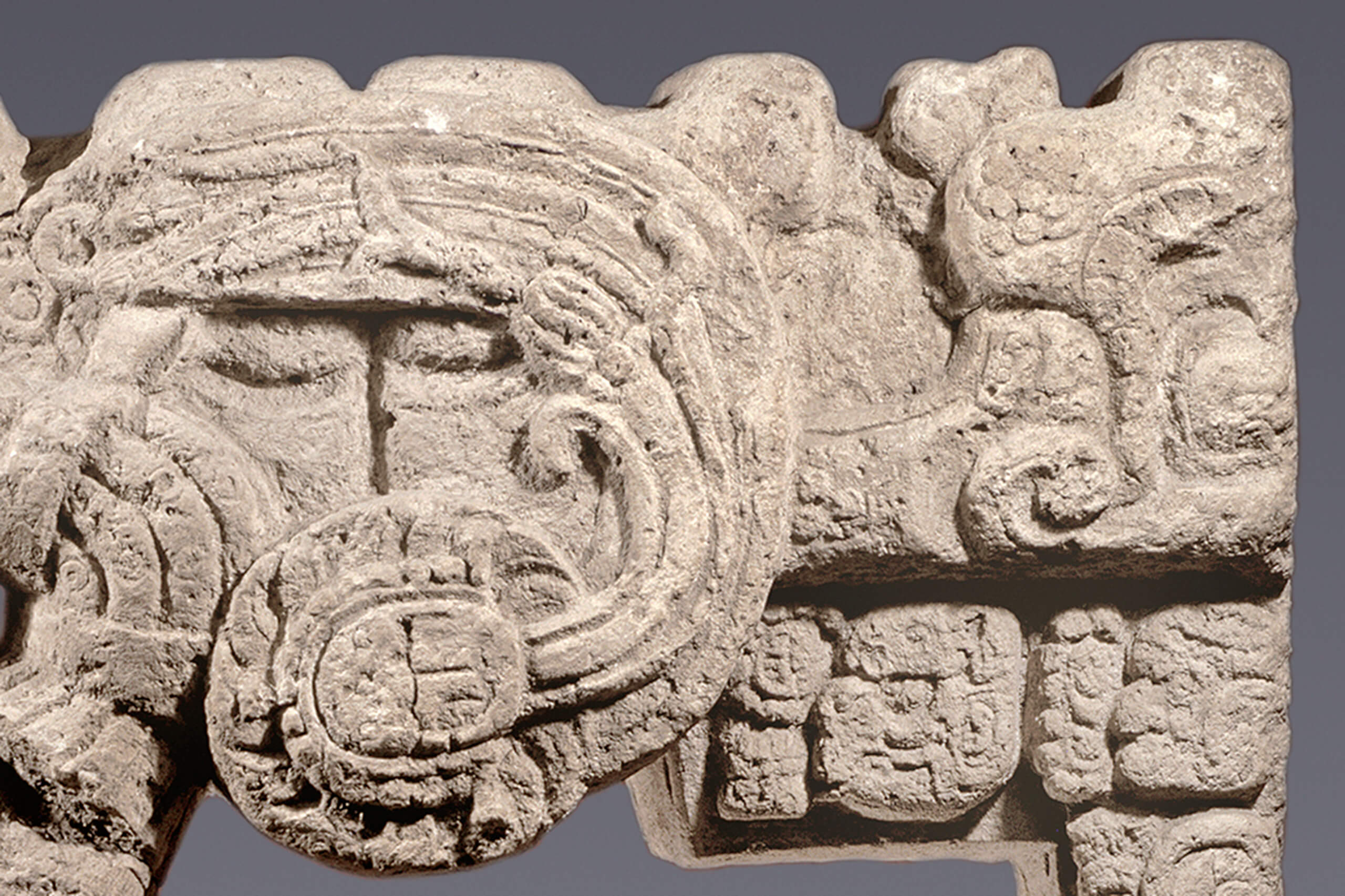 Respaldo de trono con un soberano, un cortesano (posiblemente una  mujer) y una deidad en el centro | El México antiguo. Salas de Arte Prehispánico | Museo Amparo, Puebla