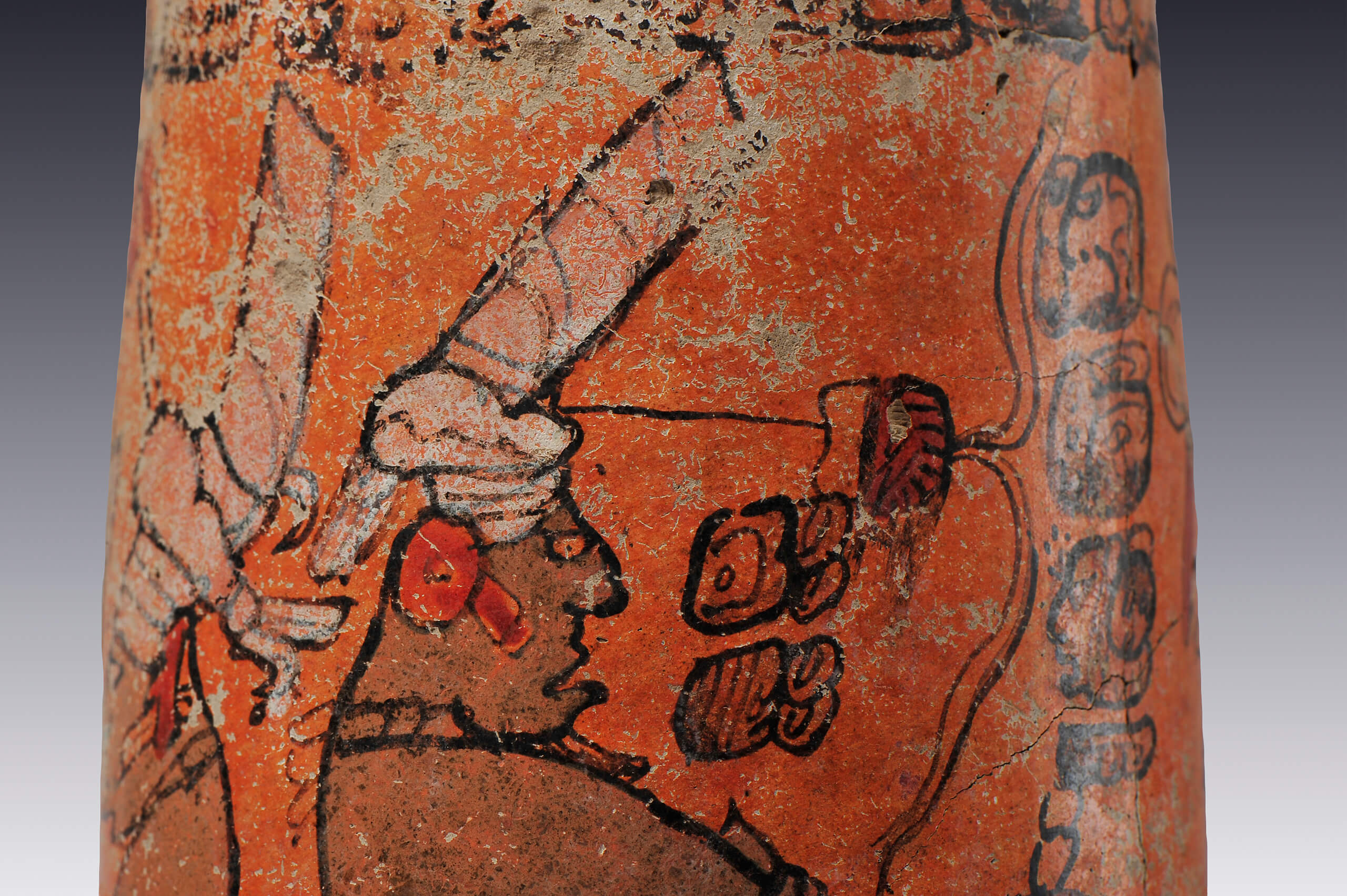 Vaso cilíndrico de cerámica con una escena palaciega | El México antiguo. Salas de Arte Prehispánico | Museo Amparo, Puebla