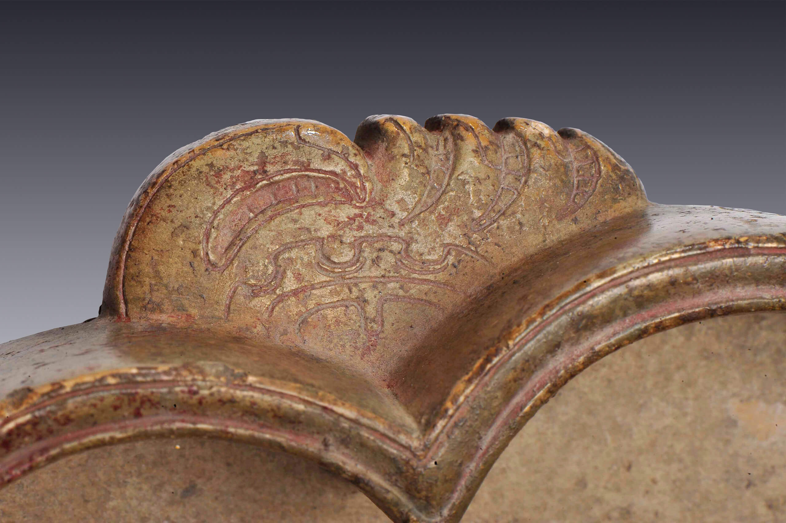 Escudilla trilobular con una serpiente de cuyas fauces surge un personaje | El México antiguo. Salas de Arte Prehispánico | Museo Amparo, Puebla