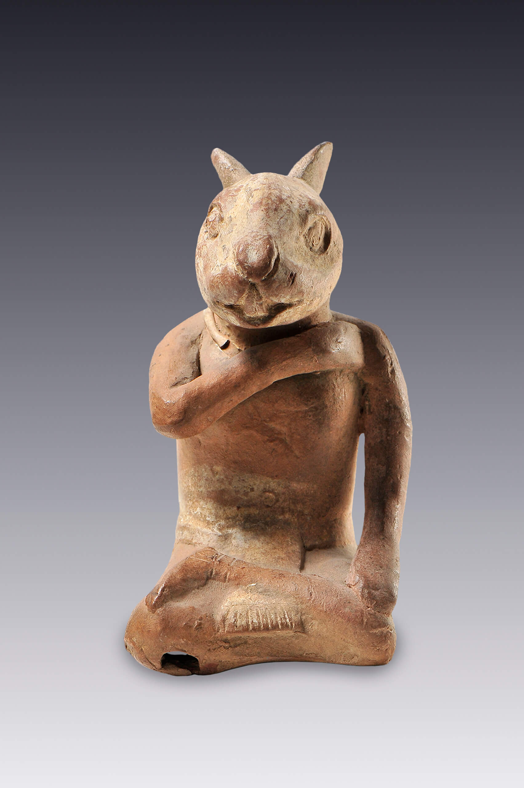 Silbato-efigie de un personaje ataviado con máscara de conejo | El México antiguo. Salas de Arte Prehispánico | Museo Amparo, Puebla