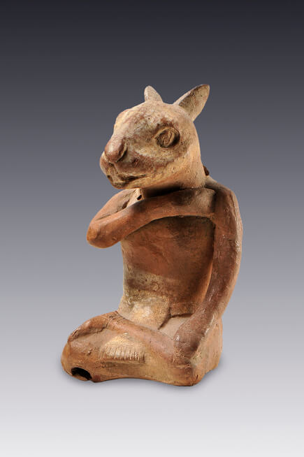 Silbato-efigie de un personaje ataviado con máscara de conejo