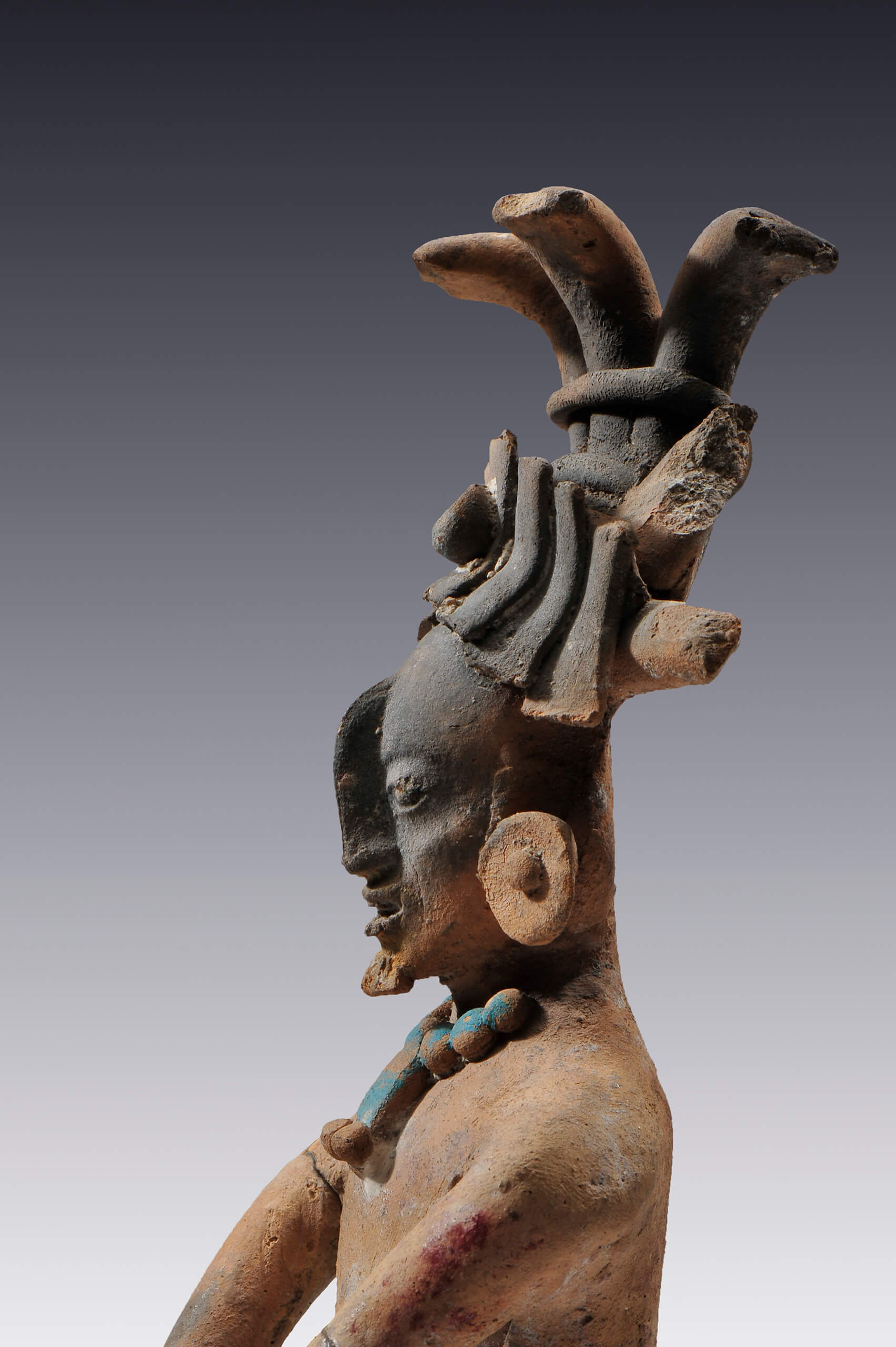 Hombre de pie con los brazos cruzados | El México antiguo. Salas de Arte Prehispánico | Museo Amparo, Puebla