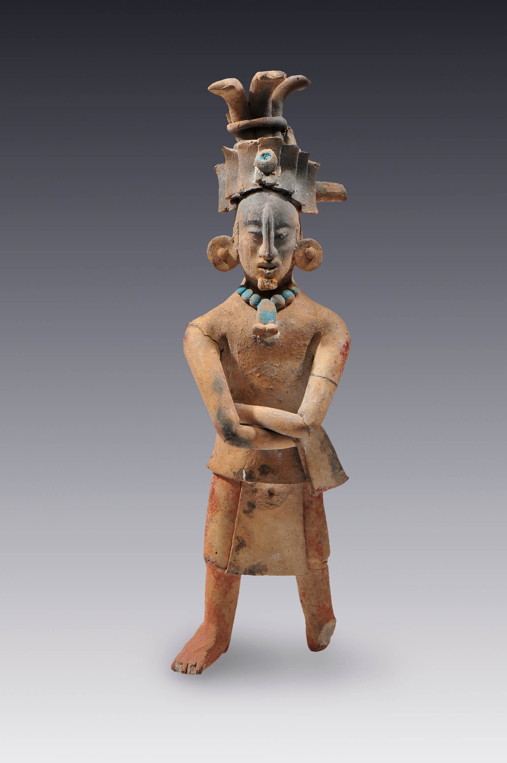 Hombre de pie con los brazos cruzados | El México antiguo. Salas de Arte Prehispánico | Museo Amparo, Puebla