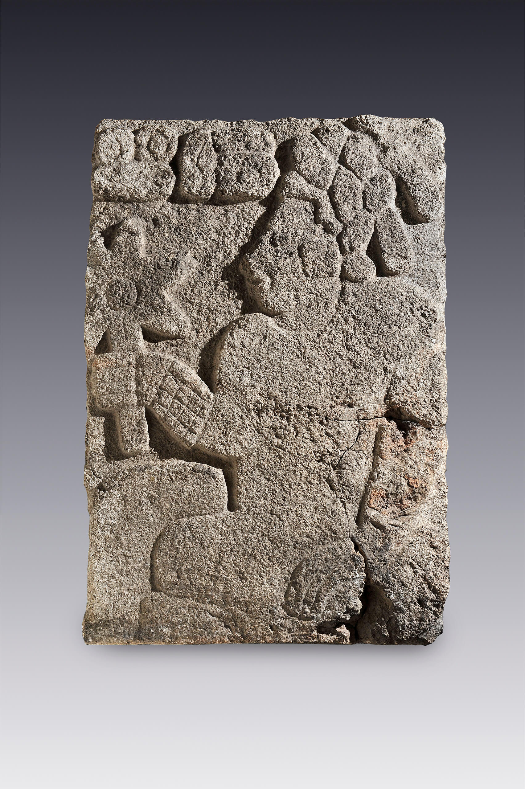 Personaje sentado con flor en la mano | El México antiguo. Salas de Arte Prehispánico | Museo Amparo, Puebla