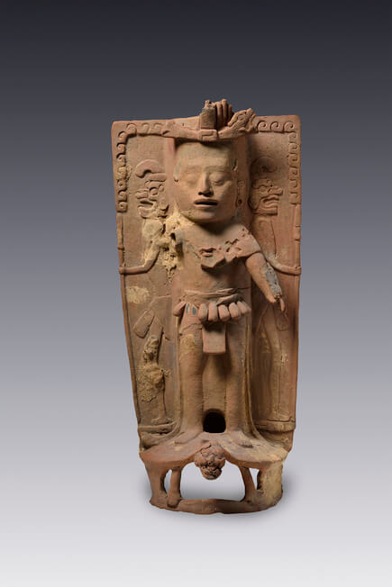 Incensario con el joven dios del maíz de pie sobre una tortuga y dos figuras del dios Chaahk