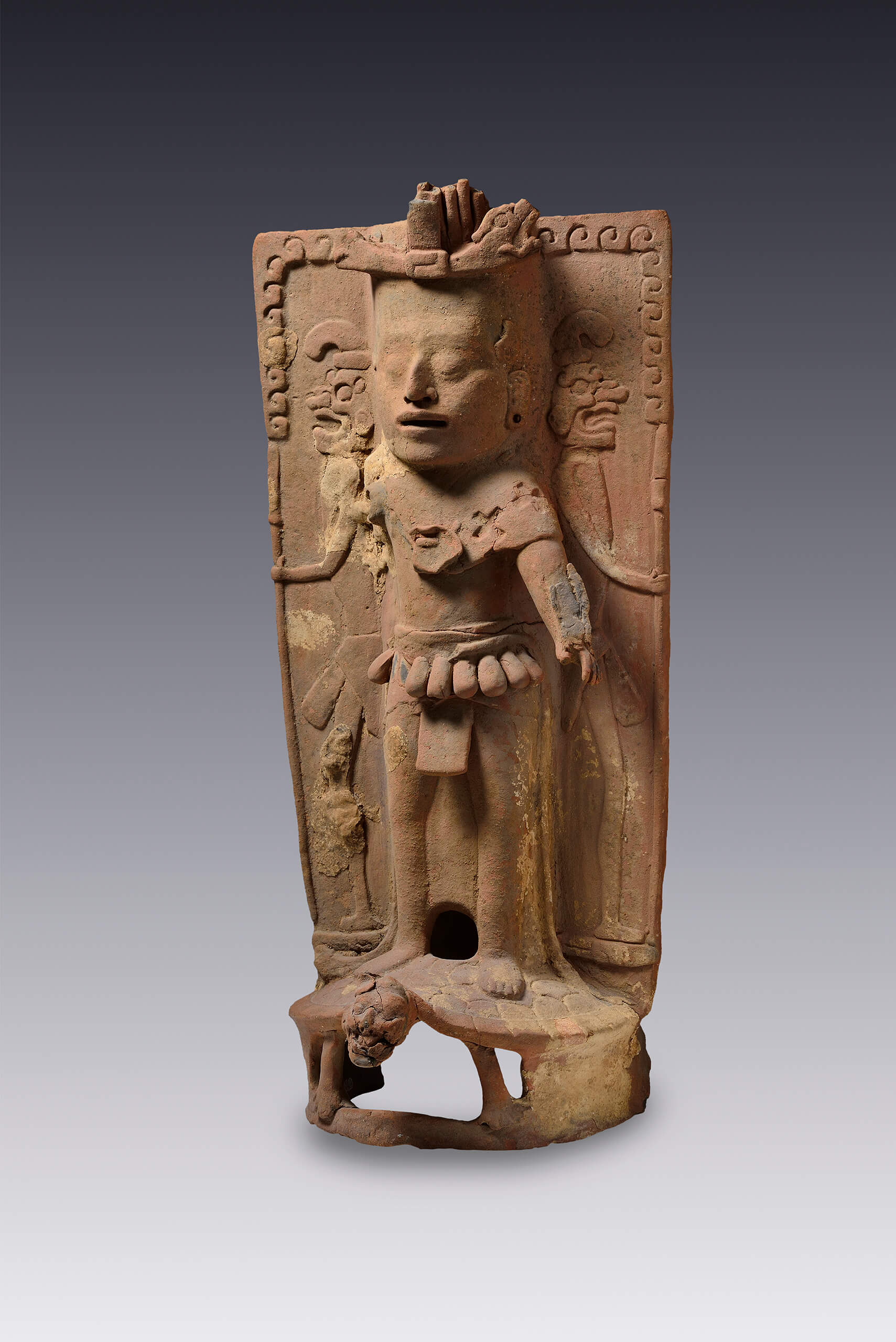 Incensario con el joven dios del maíz de pie sobre una tortuga y dos figuras del dios Chaahk | El México antiguo. Salas de Arte Prehispánico | Museo Amparo, Puebla