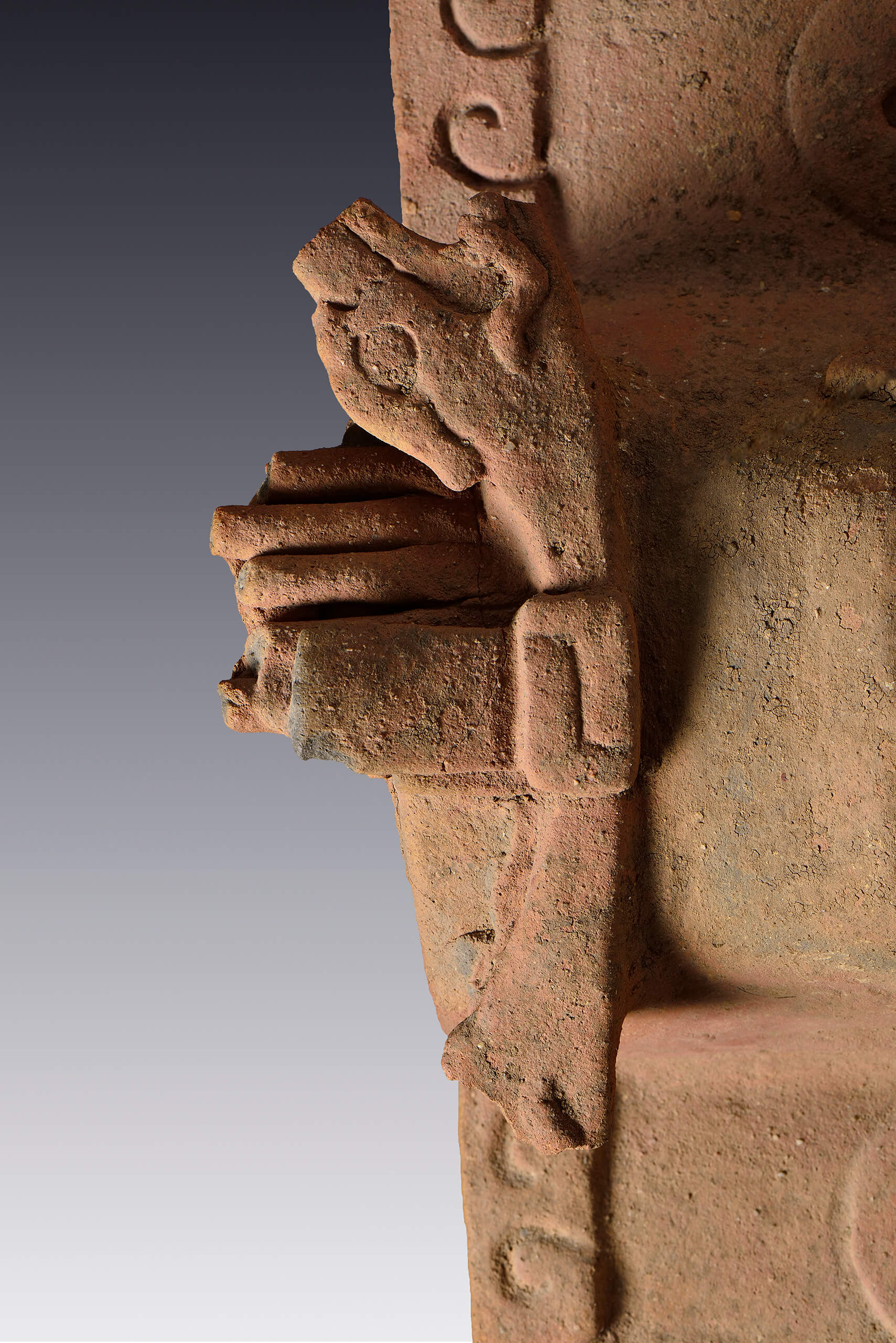 Incensario con el joven dios del maíz de pie sobre una tortuga y dos figuras del dios Chaahk | El México antiguo. Salas de Arte Prehispánico | Museo Amparo, Puebla