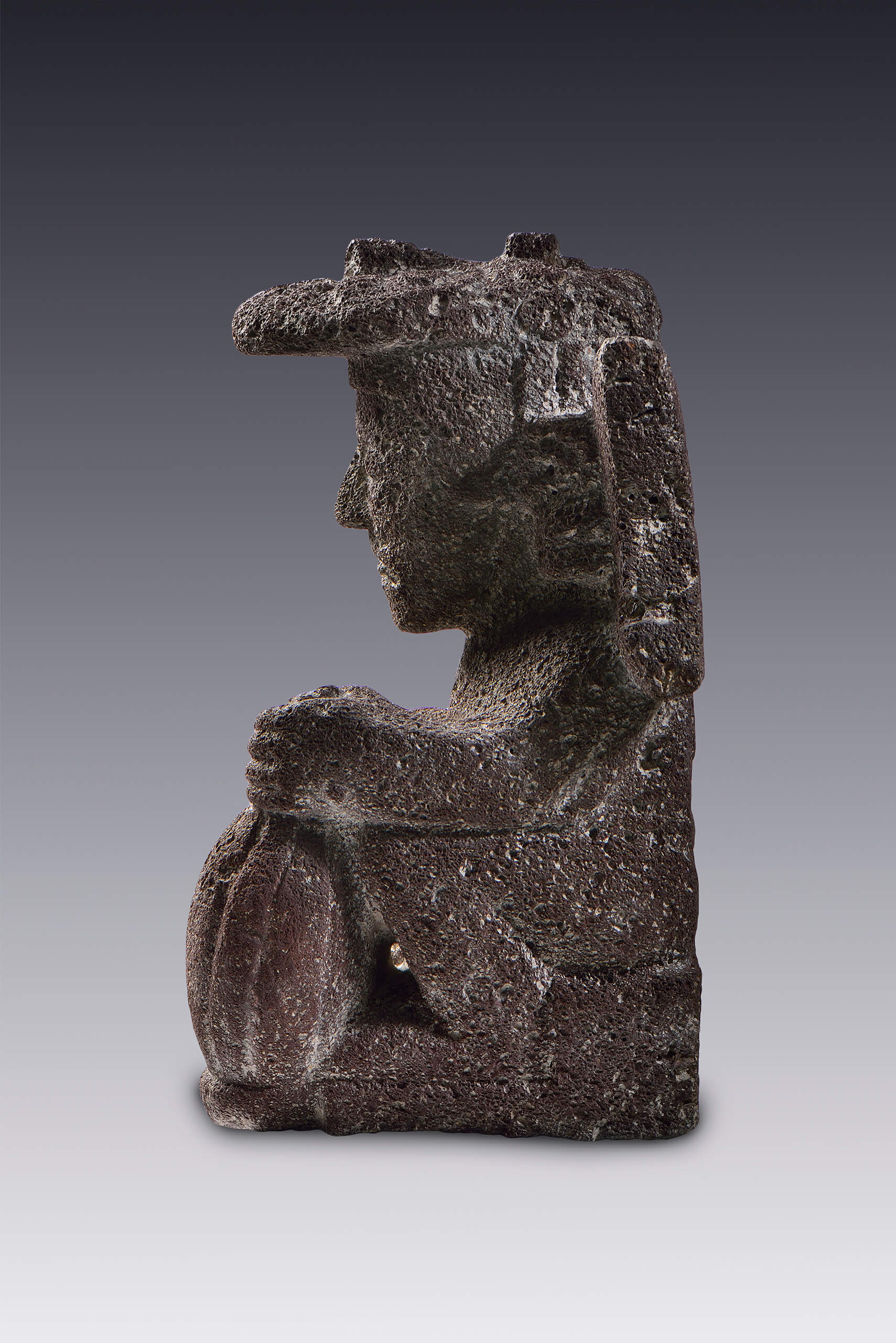 Hombre que sujeta una calabaza y porta máscara sobre la cabeza | El México antiguo. Salas de Arte Prehispánico | Museo Amparo, Puebla