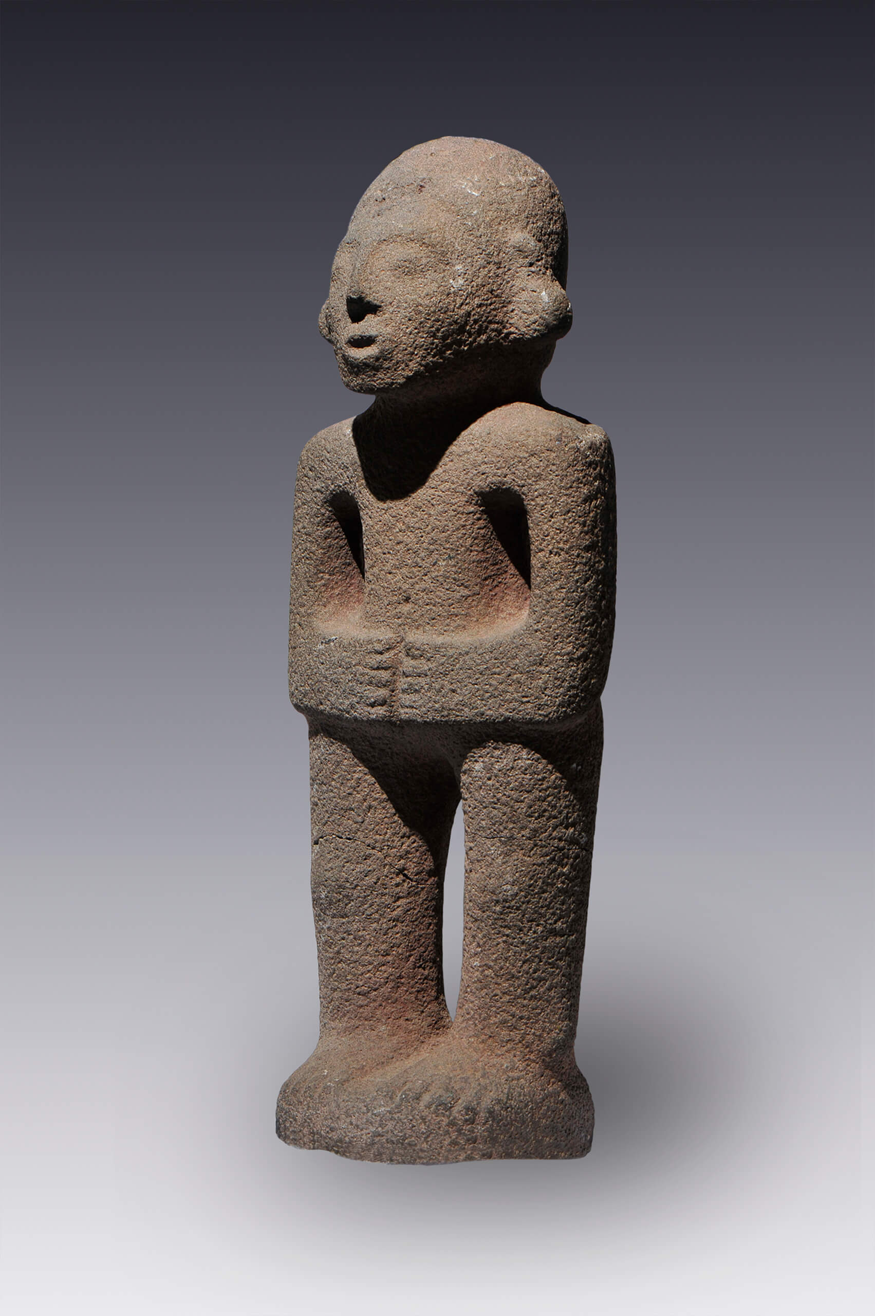 Hombre con las manos en el abdomen | El México antiguo. Salas de Arte Prehispánico | Museo Amparo, Puebla