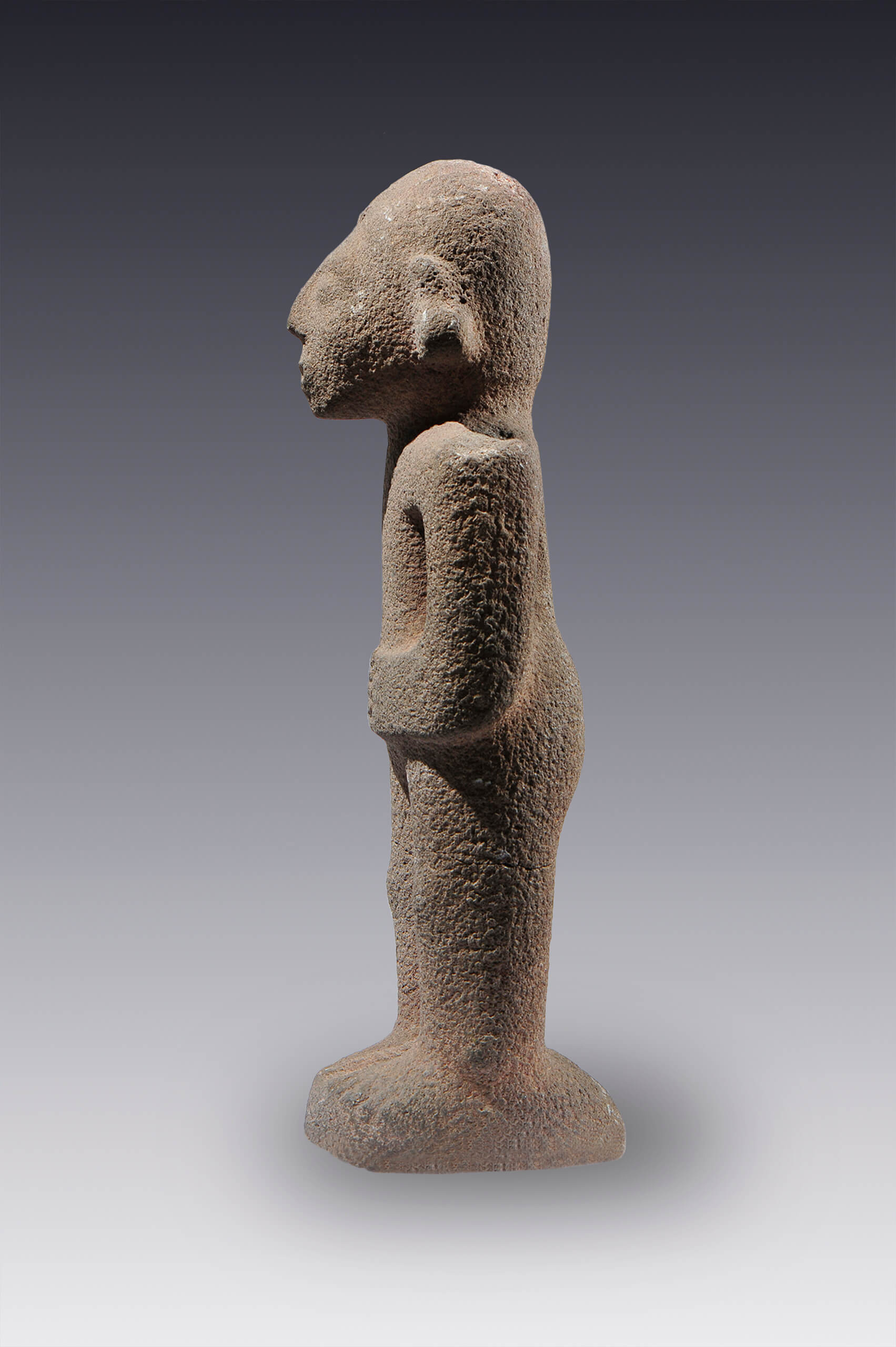 Hombre con las manos en el abdomen | El México antiguo. Salas de Arte Prehispánico | Museo Amparo, Puebla