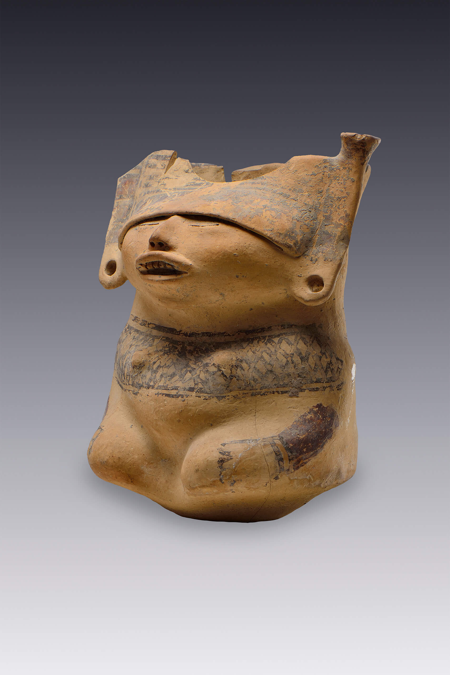 Personaje sedente con la frente cubierta | El México antiguo. Salas de Arte Prehispánico | Museo Amparo, Puebla