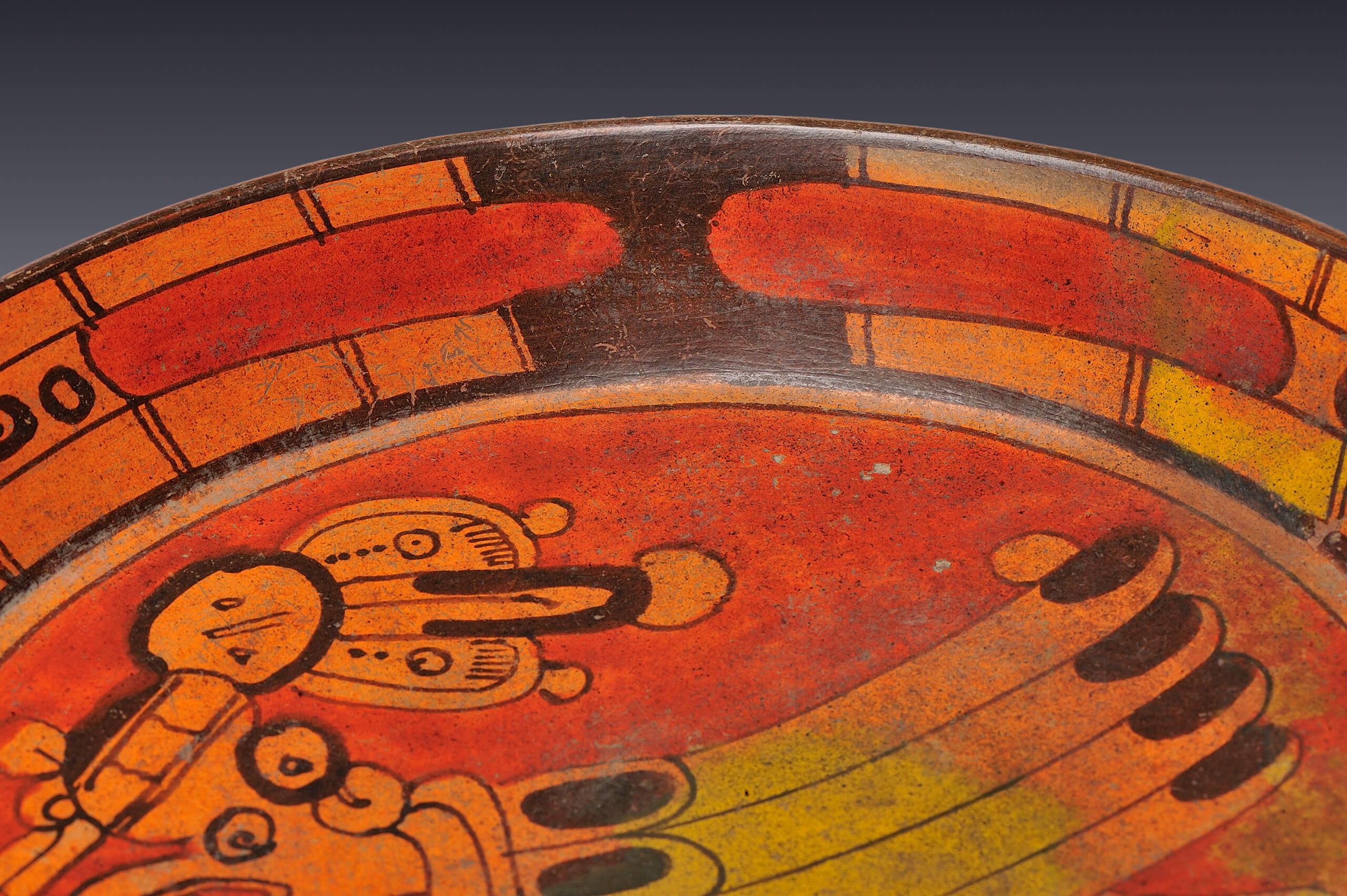 Plato trípode decorado con la figura de un ave | El México antiguo. Salas de Arte Prehispánico | Museo Amparo, Puebla