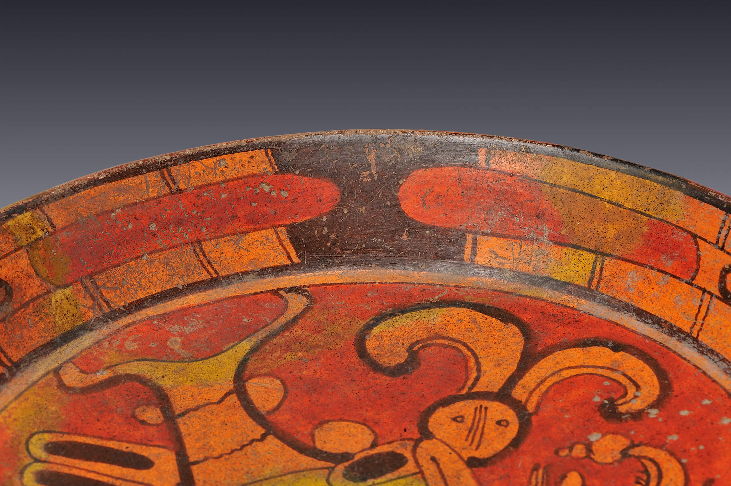 Plato trípode decorado con la figura de un ave | El México antiguo. Salas de Arte Prehispánico | Museo Amparo, Puebla