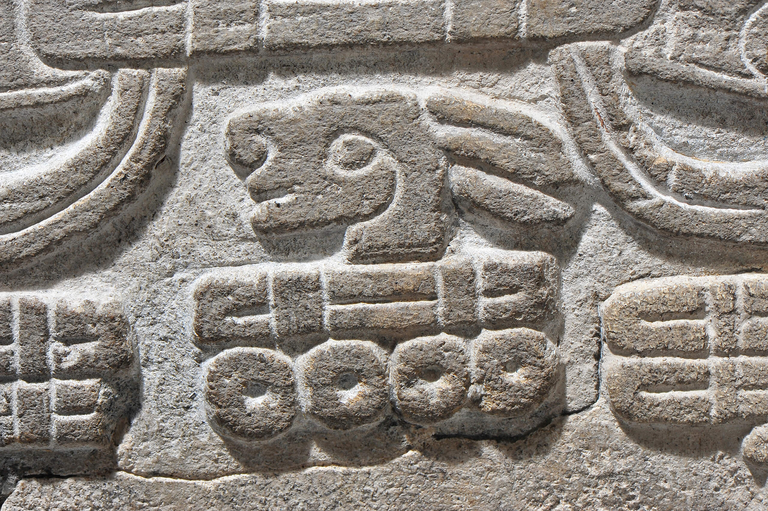 Dintel mixteco con dioses de la lluvia y sus posibles funcionarios rituales | El México antiguo. Salas de Arte Prehispánico | Museo Amparo, Puebla