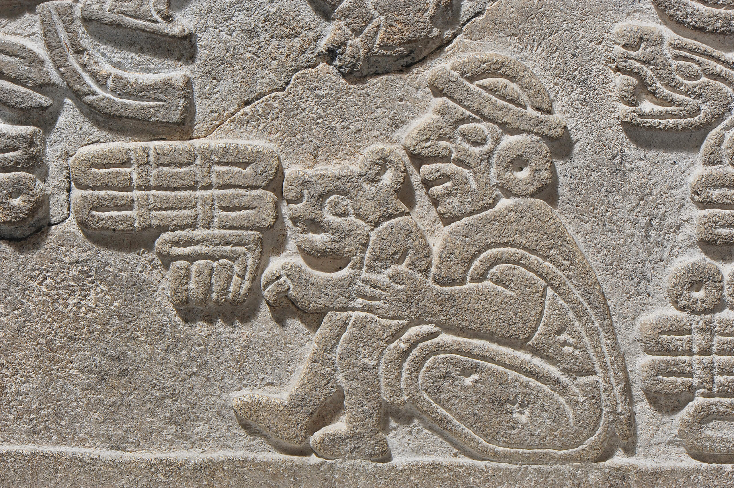 Dintel mixteco con dioses de la lluvia y sus posibles funcionarios rituales | El México antiguo. Salas de Arte Prehispánico | Museo Amparo, Puebla