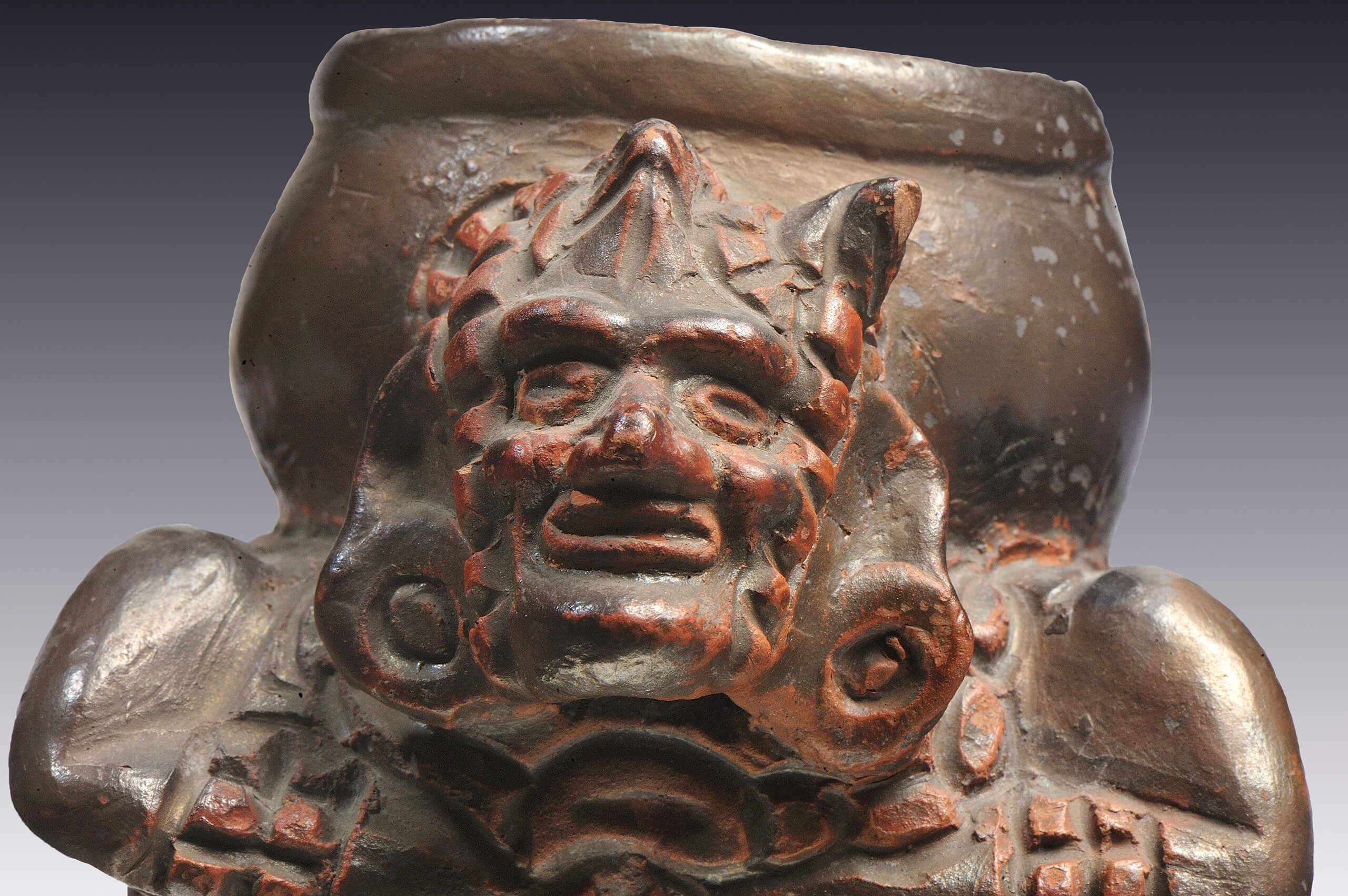 Vasija adosada a un hombre que hace una genuflexión | El México antiguo. Salas de Arte Prehispánico | Museo Amparo, Puebla
