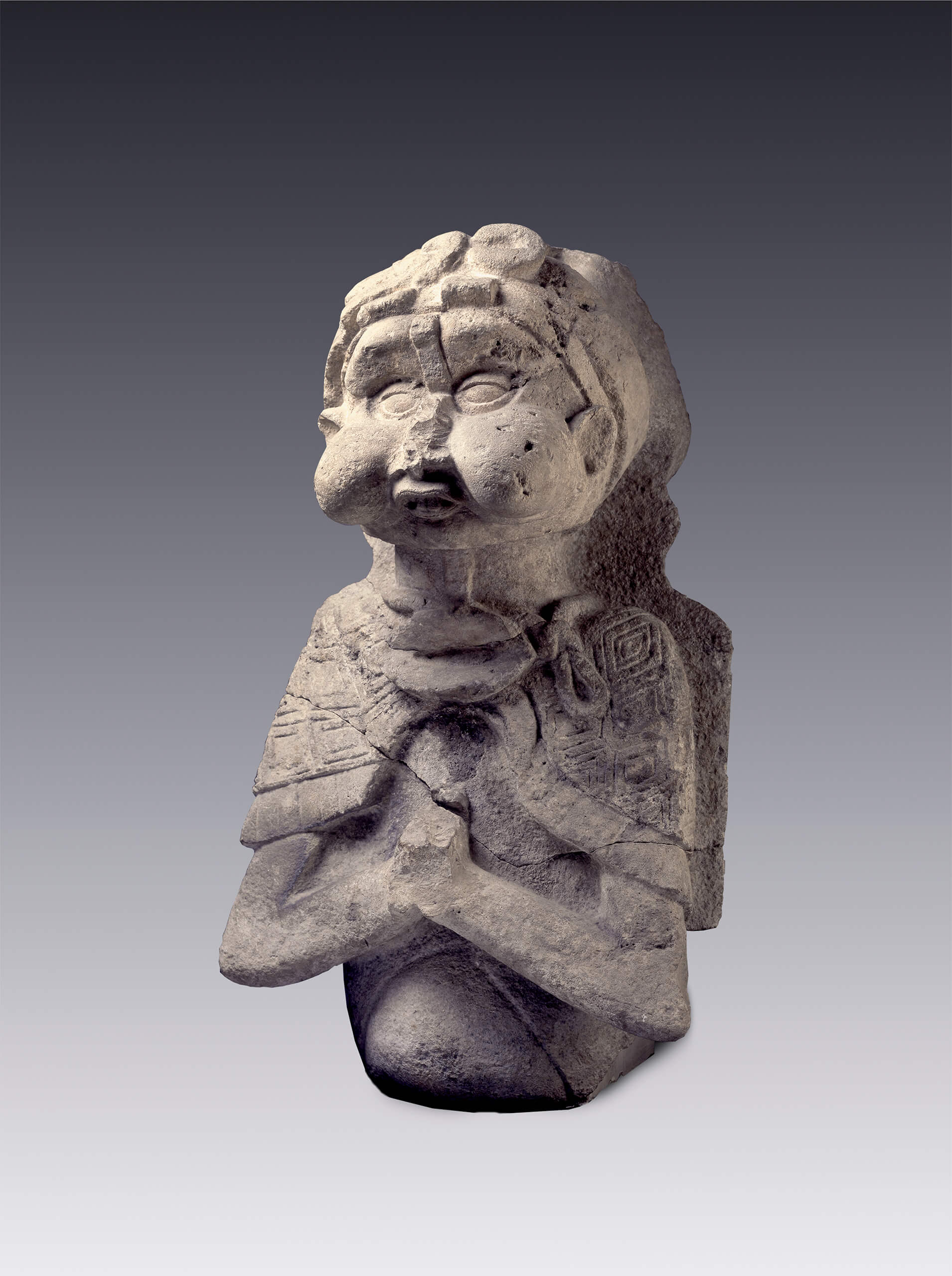 Escultura que presenta tres cuartas partes del cuerpo de un varón | El México antiguo. Salas de Arte Prehispánico | Museo Amparo, Puebla