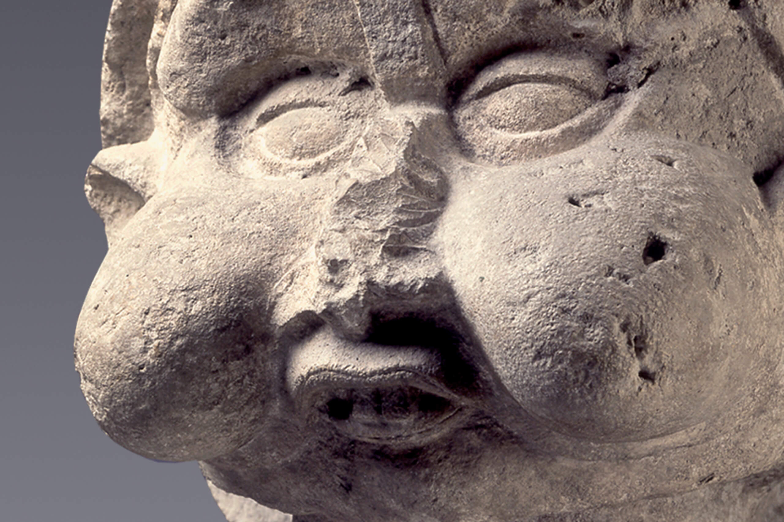 Escultura que presenta tres cuartas partes del cuerpo de un varón | El México antiguo. Salas de Arte Prehispánico | Museo Amparo, Puebla