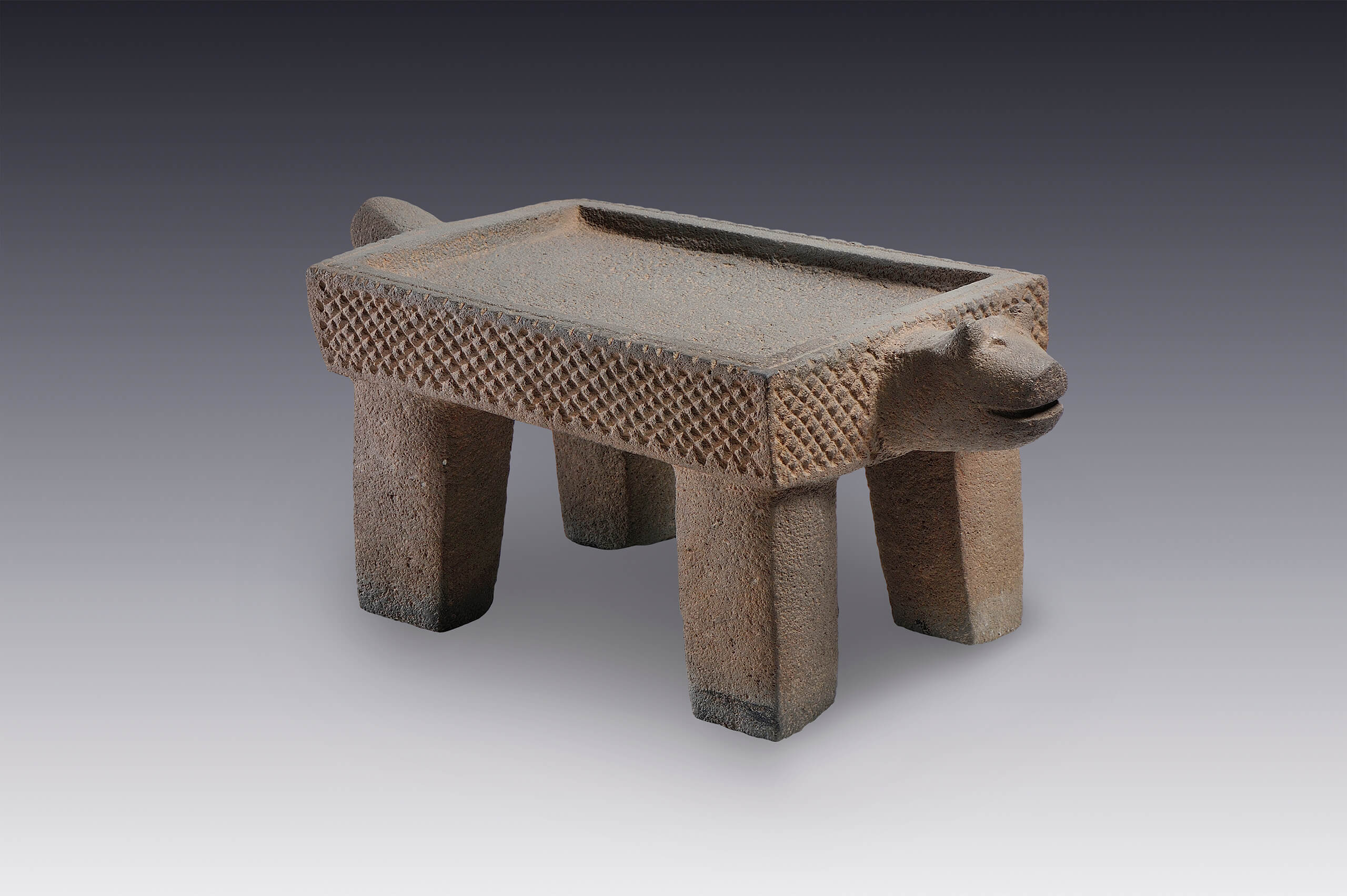 Plato de ofrenda con apariencia de metate | El México antiguo. Salas de Arte Prehispánico | Museo Amparo, Puebla