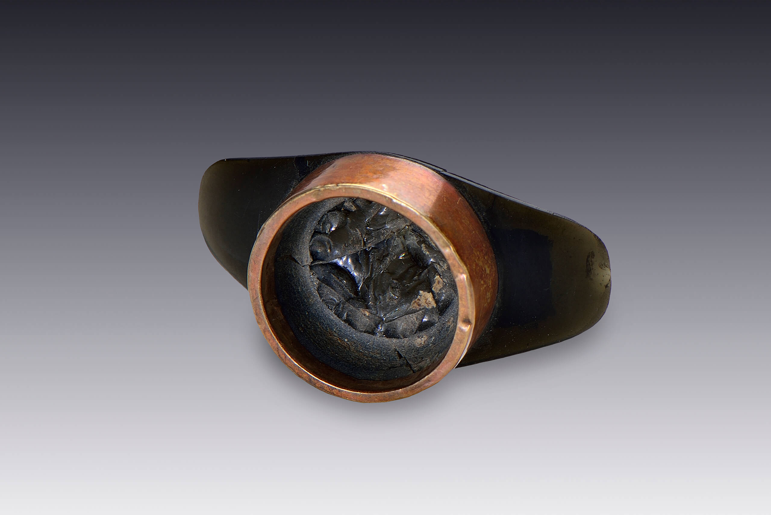 Bezote de obsidiana con incrustaciones de oro | El México antiguo. Salas de Arte Prehispánico | Museo Amparo, Puebla