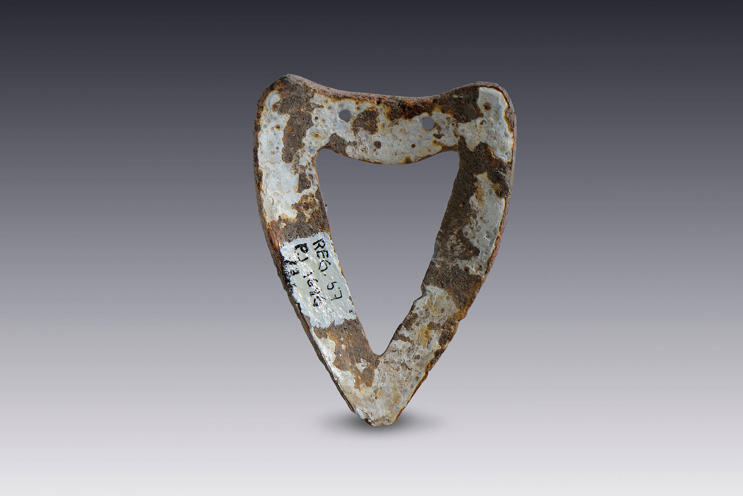Adornos triangulares de concha con doble perforación | El México antiguo. Salas de Arte Prehispánico | Museo Amparo, Puebla