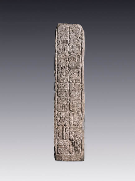 Jamba de piedra con inscripciones jeroglíficas