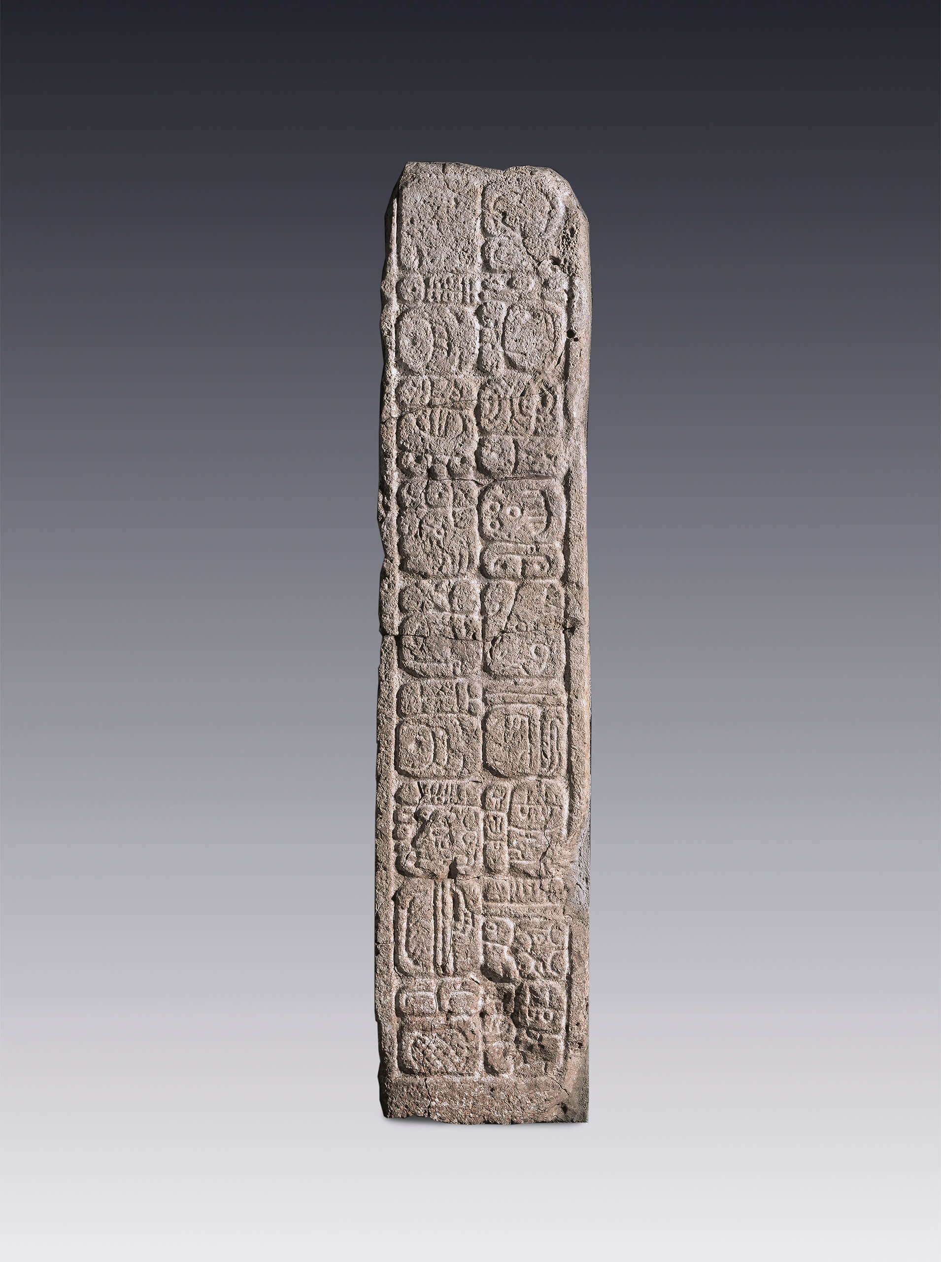 Jamba de piedra con inscripciones jeroglíficas | El México antiguo. Salas de Arte Prehispánico | Museo Amparo, Puebla